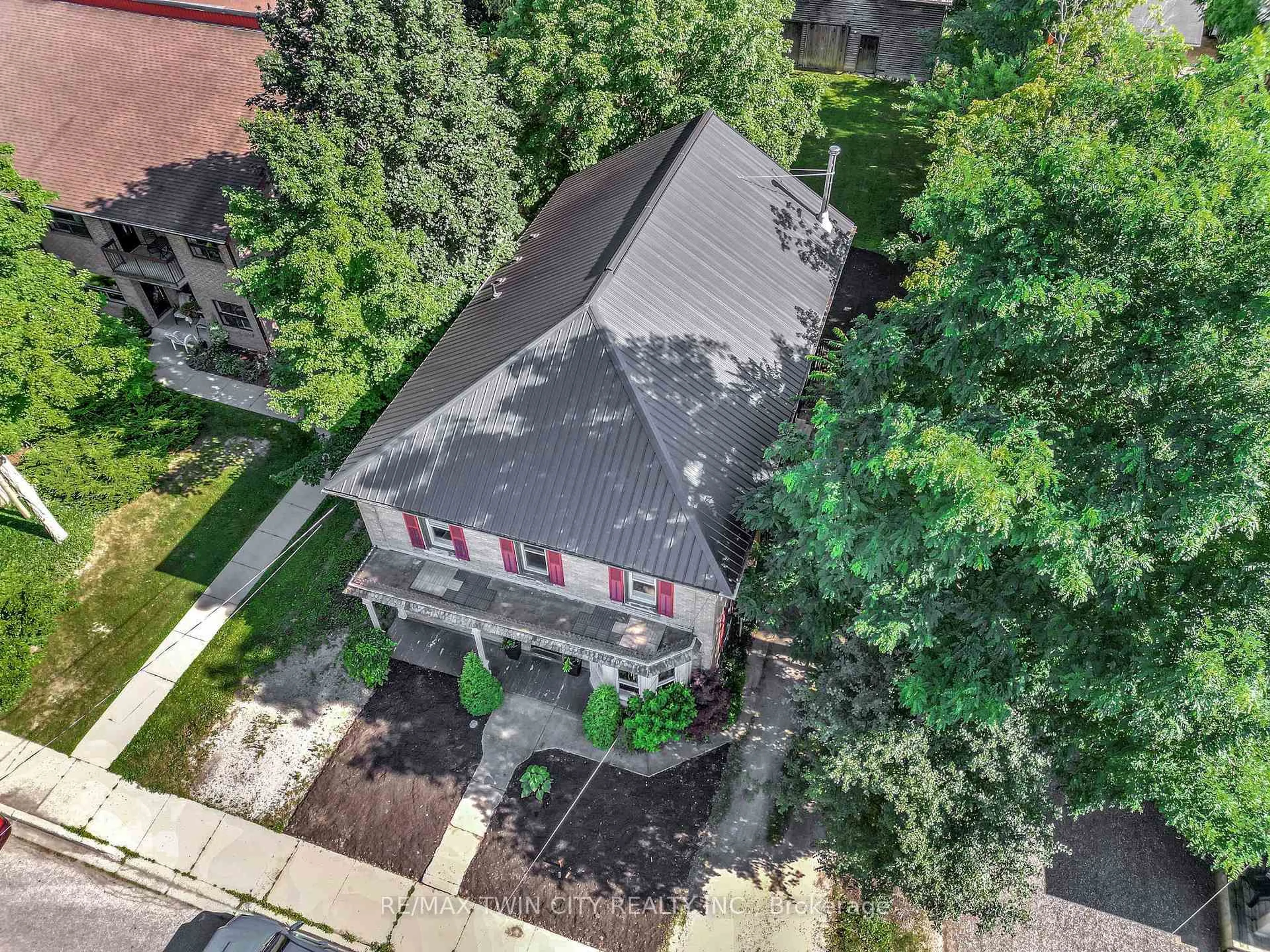 A pic from outside/outdoor area/front of a property/back of a property/a pic from drone, street for 189 Stanley St, North Dumfries Ontario N0B 1E0