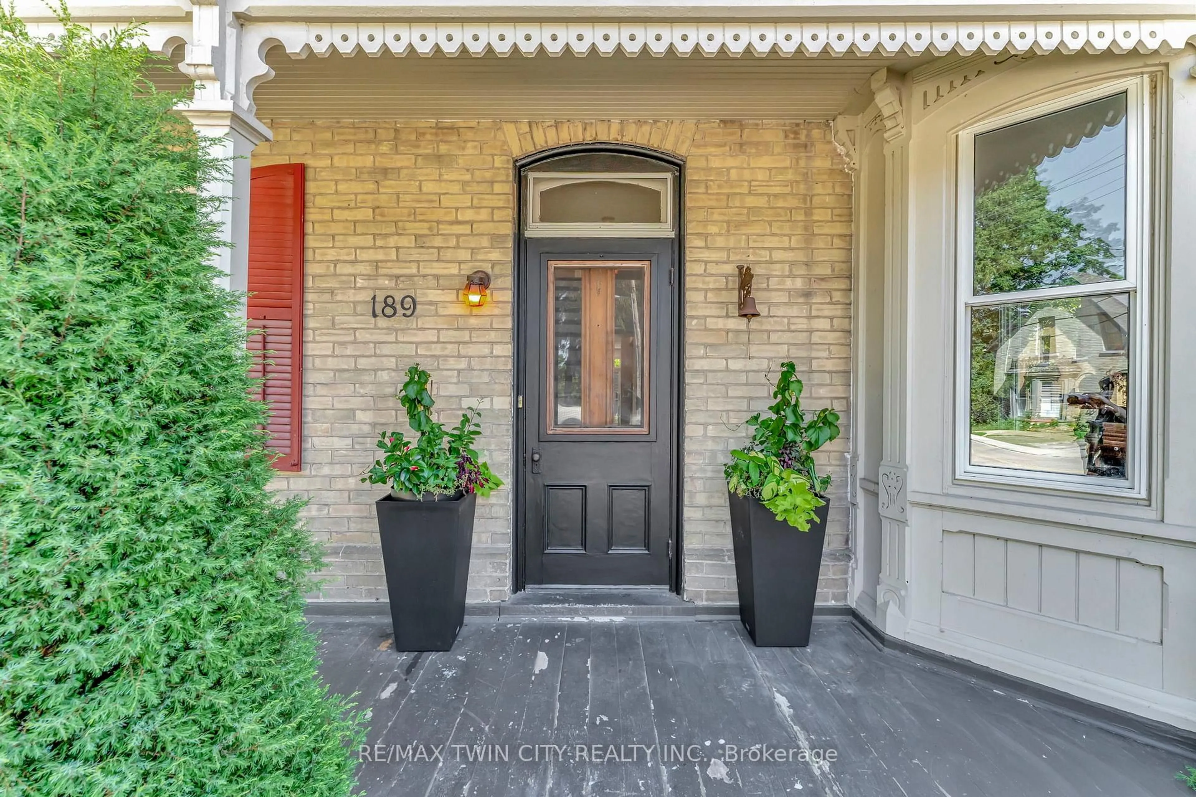 Indoor entryway for 189 Stanley St, North Dumfries Ontario N0B 1E0