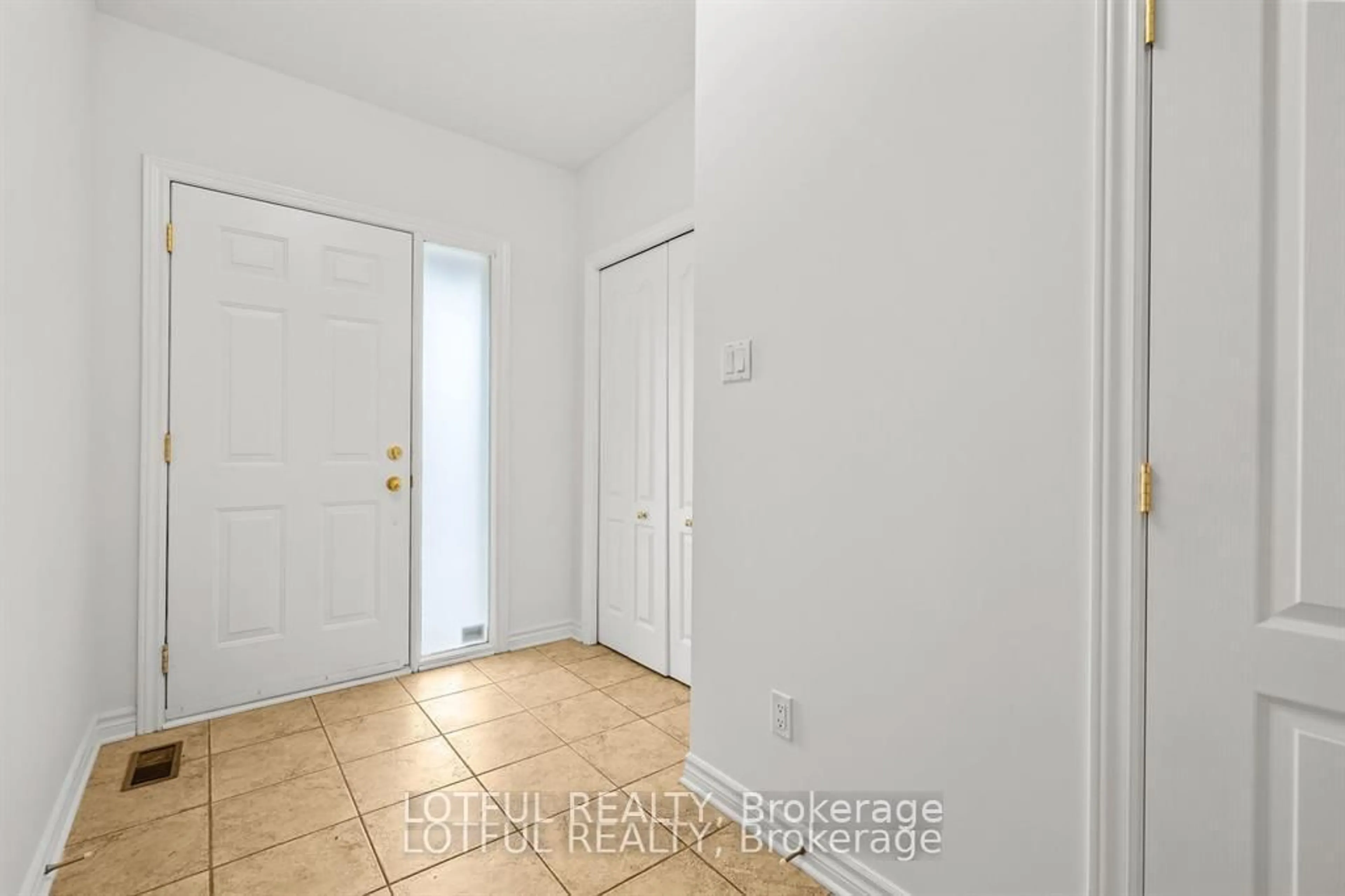 Indoor entryway for 212 Meadowlilly Rd, Ottawa Ontario K1T 4H1