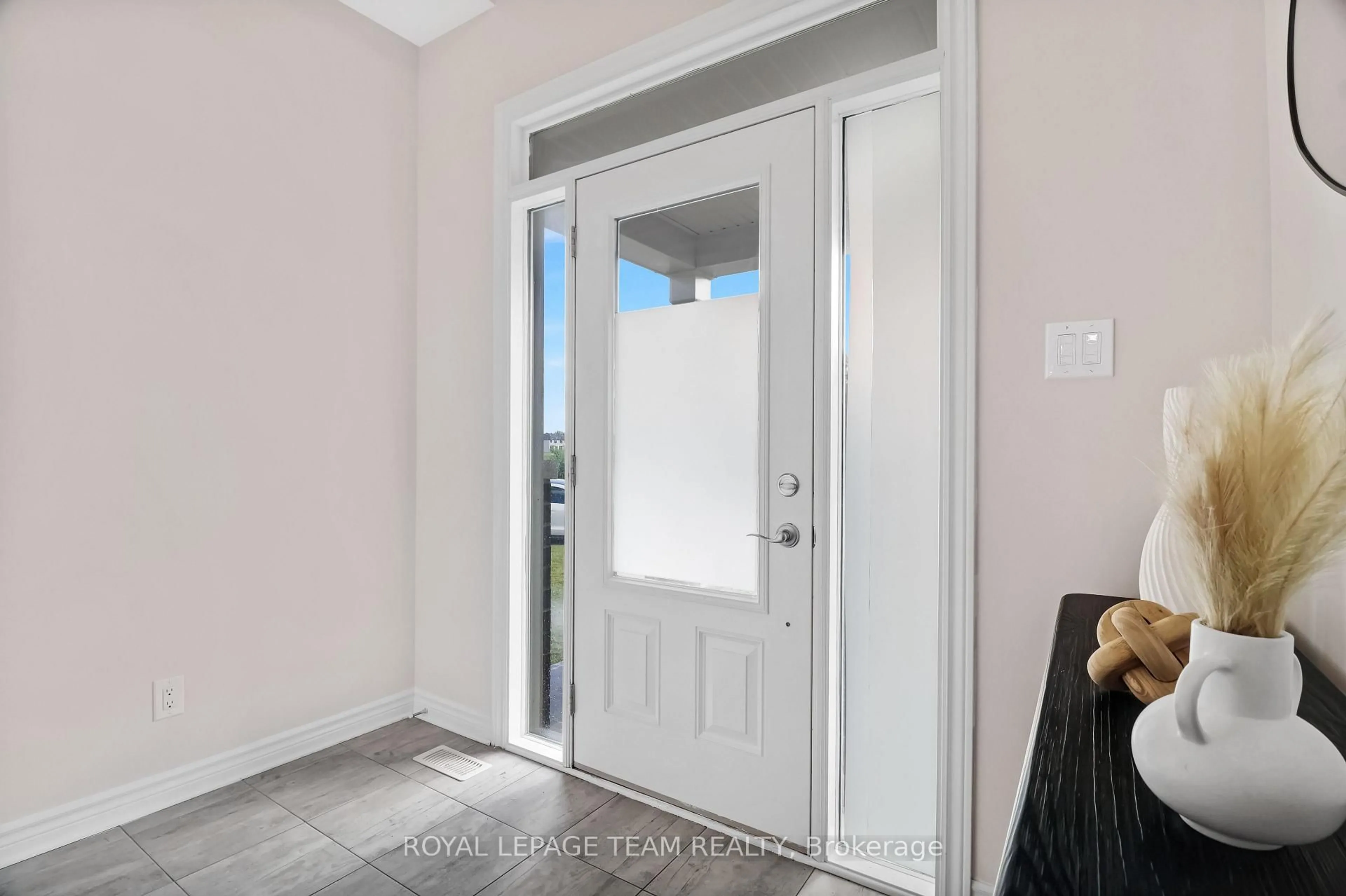 Indoor entryway for 126 Wabikon Cres, Ottawa Ontario K1X 0H8
