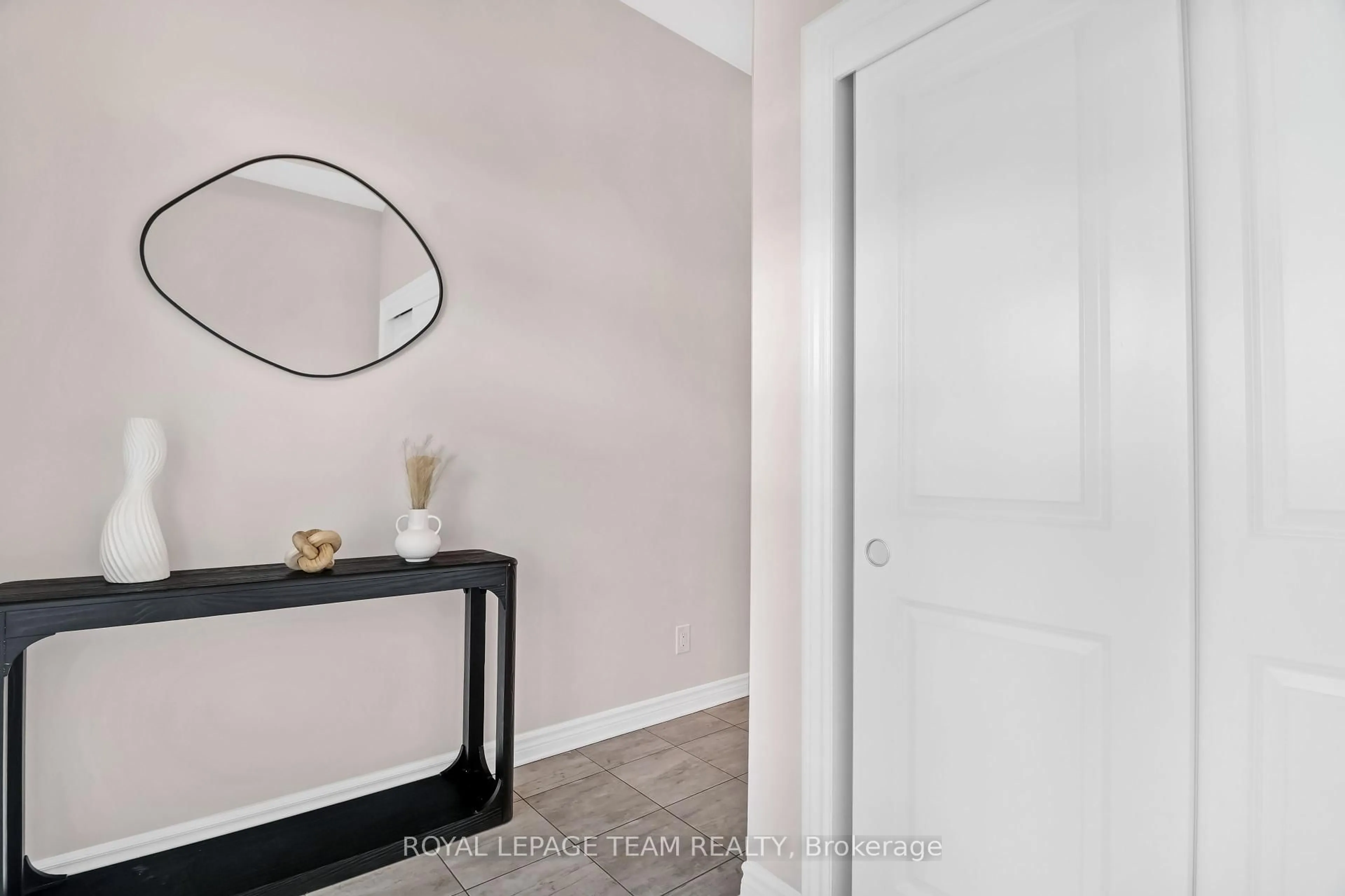 Indoor entryway for 126 Wabikon Cres, Ottawa Ontario K1X 0H8