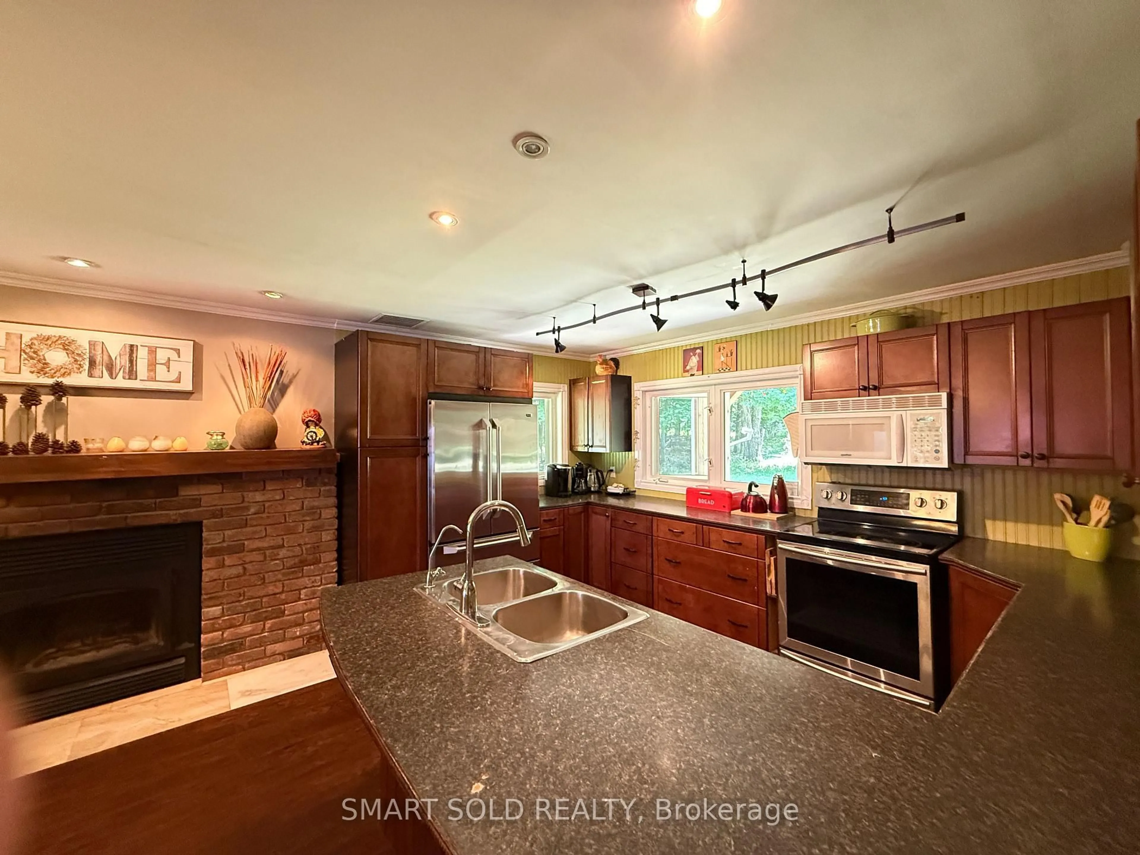 Open concept kitchen, ceramic/tile floor for 105 MUSKOKA GLENS COTTAGE Rd, Huntsville Ontario P1H 2N5