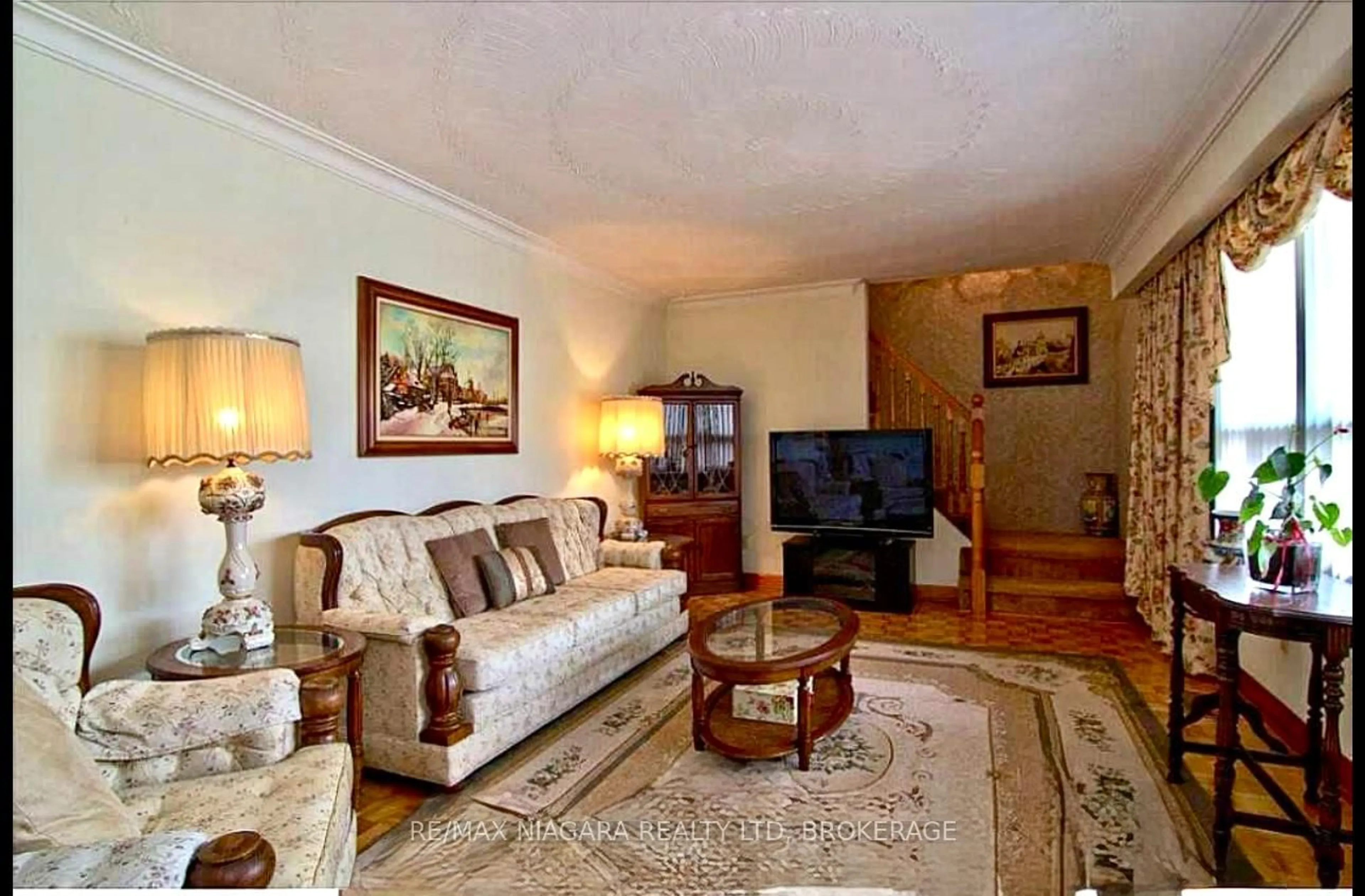 Living room with furniture, unknown for 6020 Althea St, Niagara Falls Ontario L2E 5G5