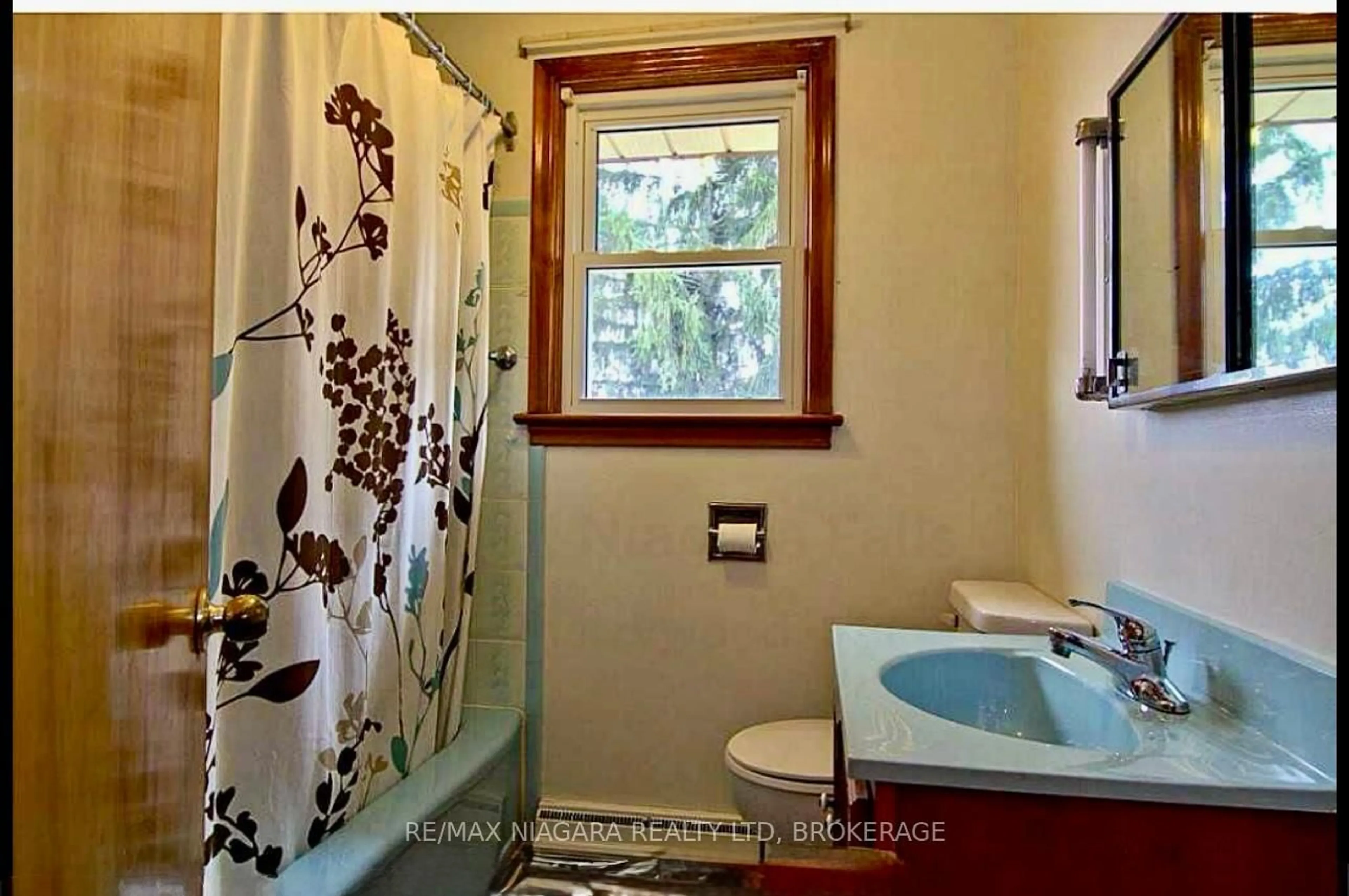 Standard bathroom, ceramic/tile floor for 6020 Althea St, Niagara Falls Ontario L2E 5G5