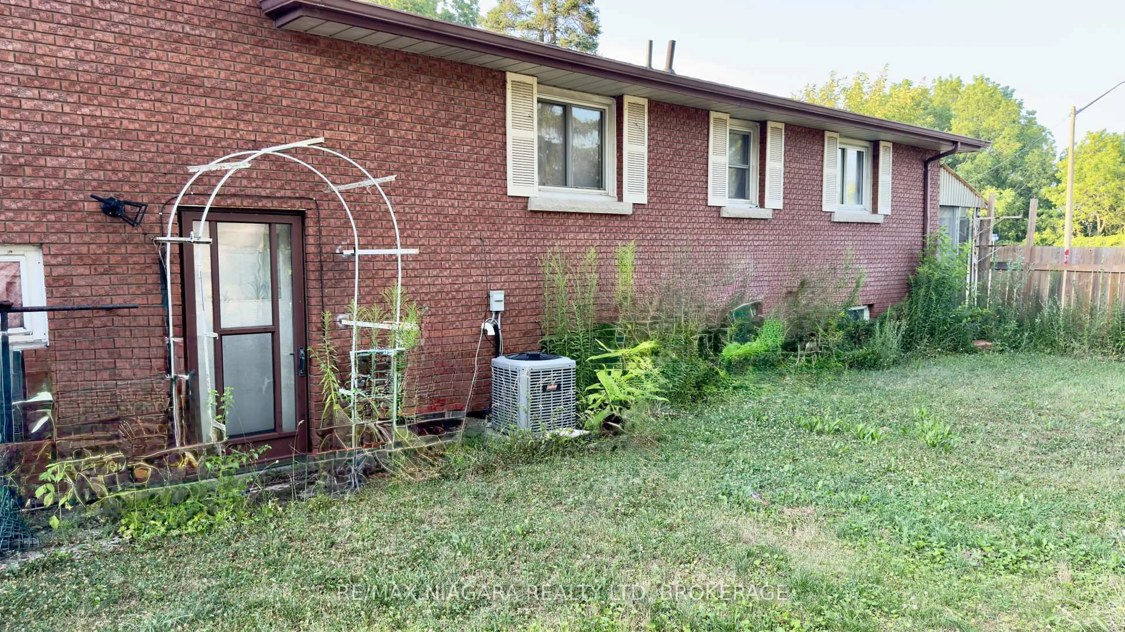 Home with brick exterior material, unknown for 6020 Althea St, Niagara Falls Ontario L2E 5G5