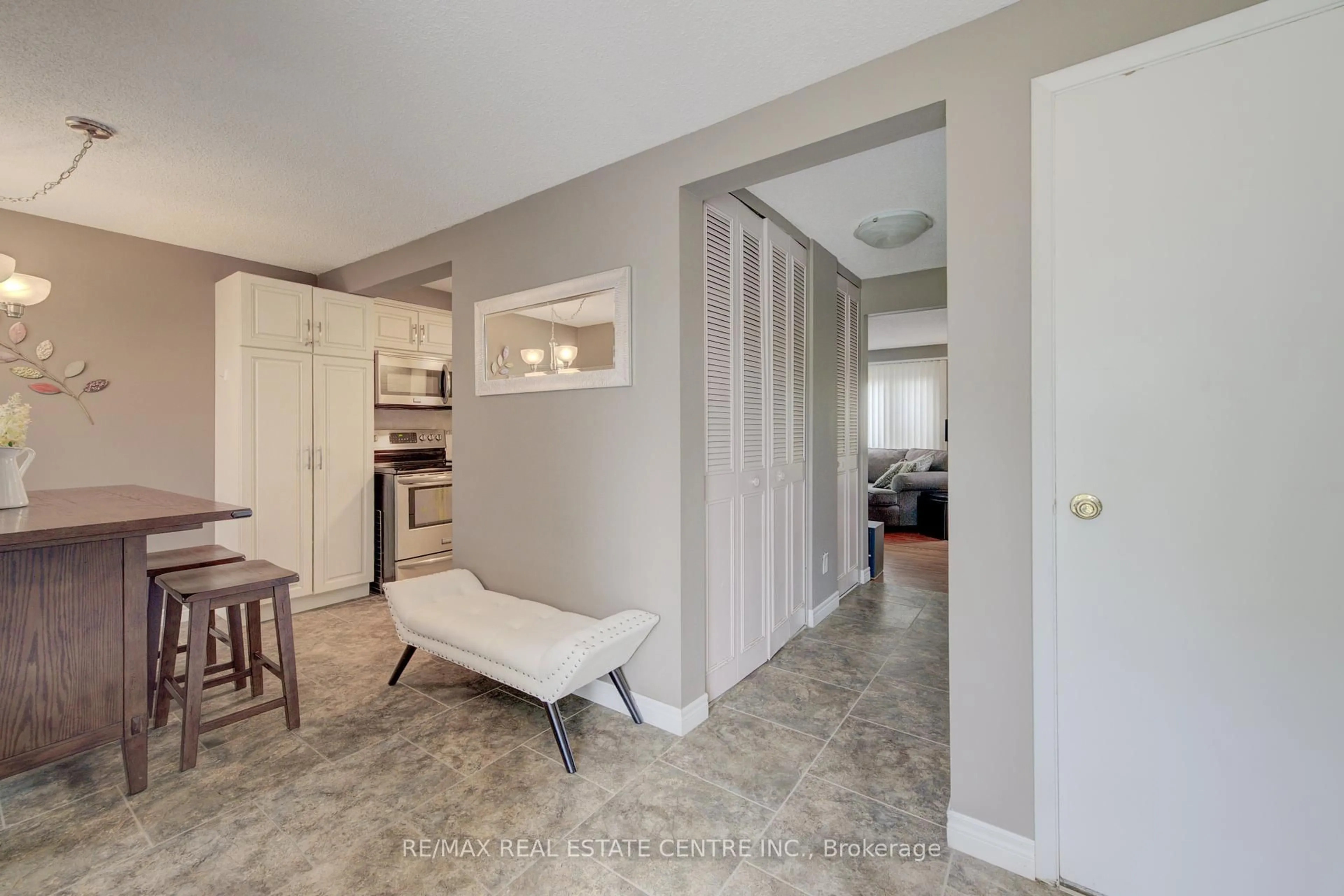 Indoor entryway for 65 Selkirk Dr, Kitchener Ontario N2E 1M5