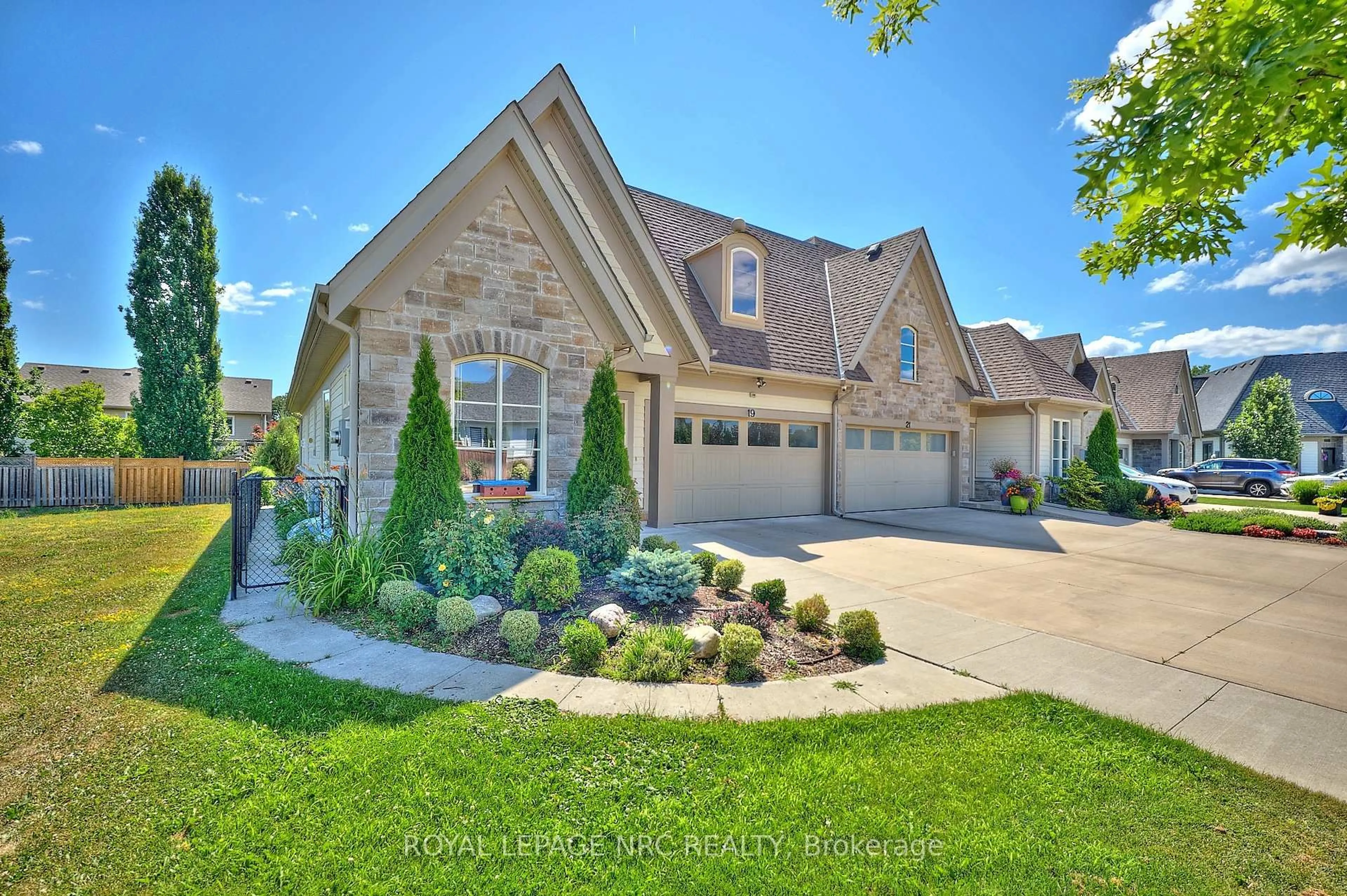 Home with brick exterior material, street for 19 Francesco Cres, St. Catharines Ontario L2S 4C7