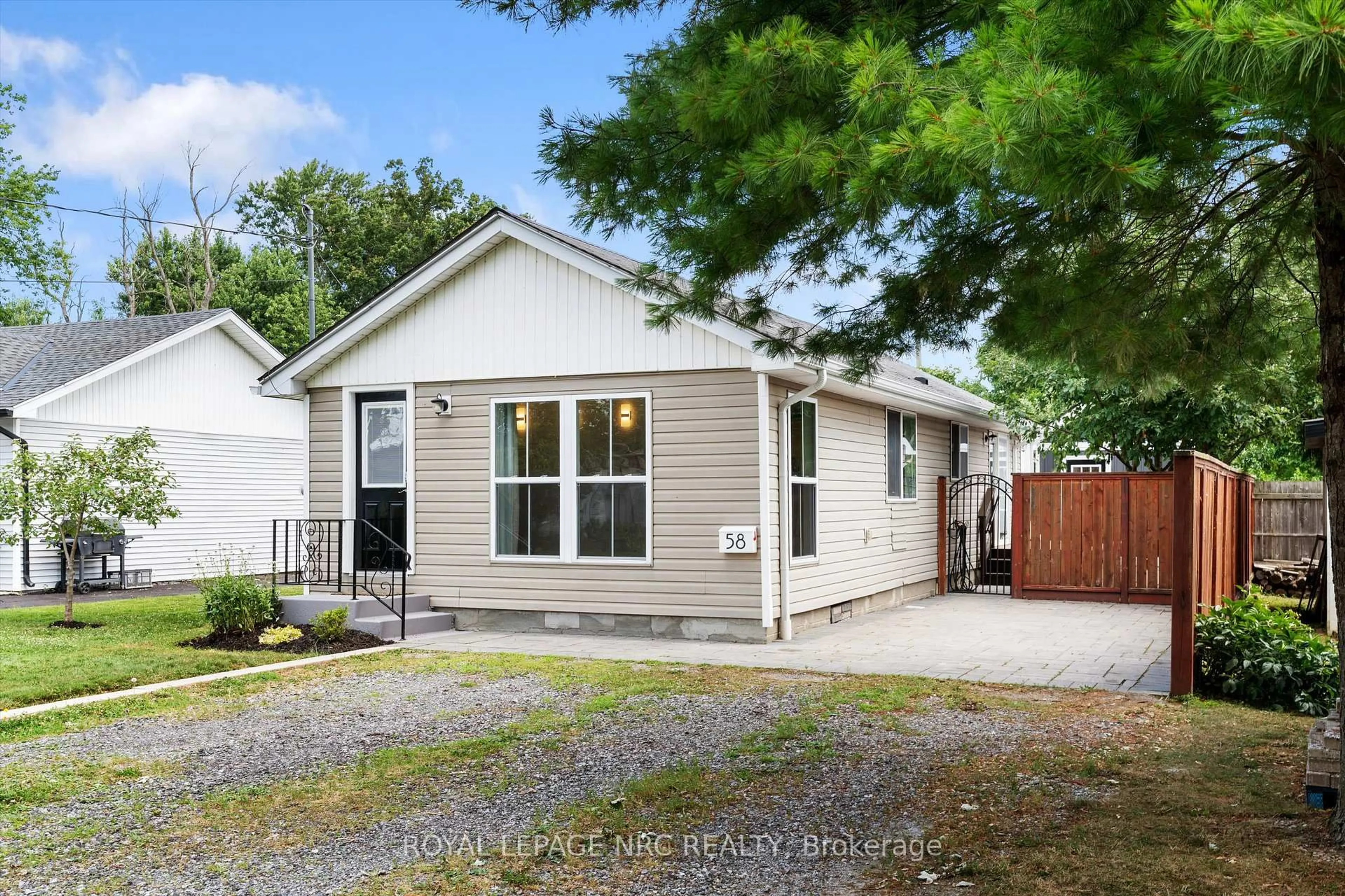 Home with vinyl exterior material, street for 58 Edward Ave, Fort Erie Ontario L2A 5K3