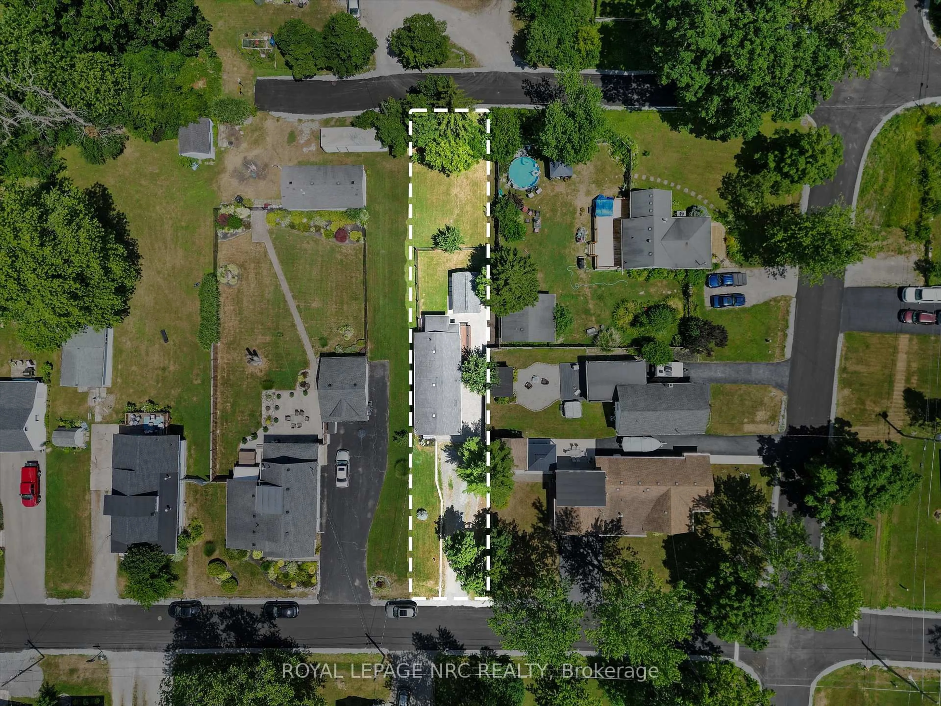 A pic from outside/outdoor area/front of a property/back of a property/a pic from drone, street for 58 Edward Ave, Fort Erie Ontario L2A 5K3