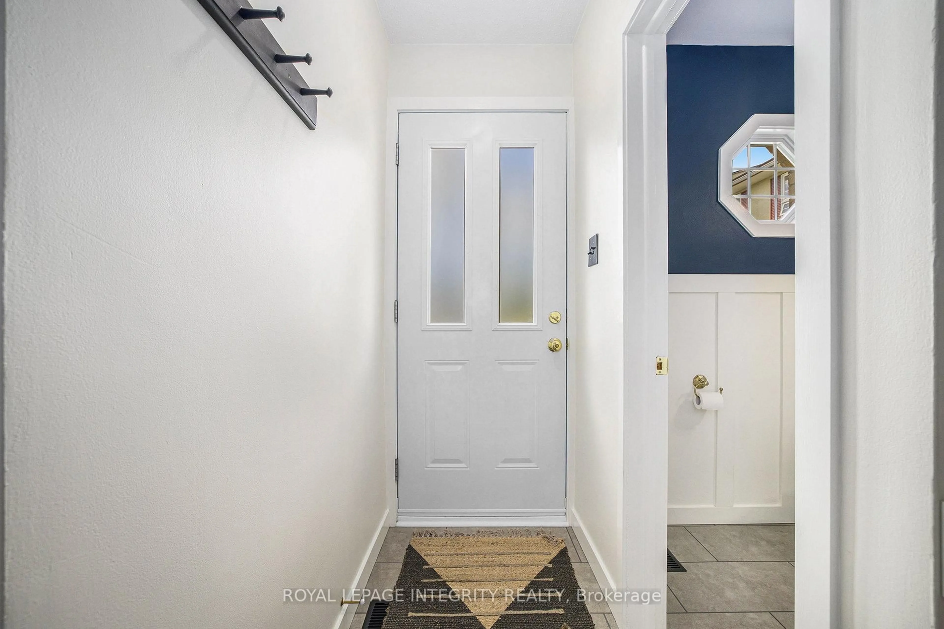 Indoor entryway for 135 Monterey Dr, Ottawa Ontario K2H 7A9