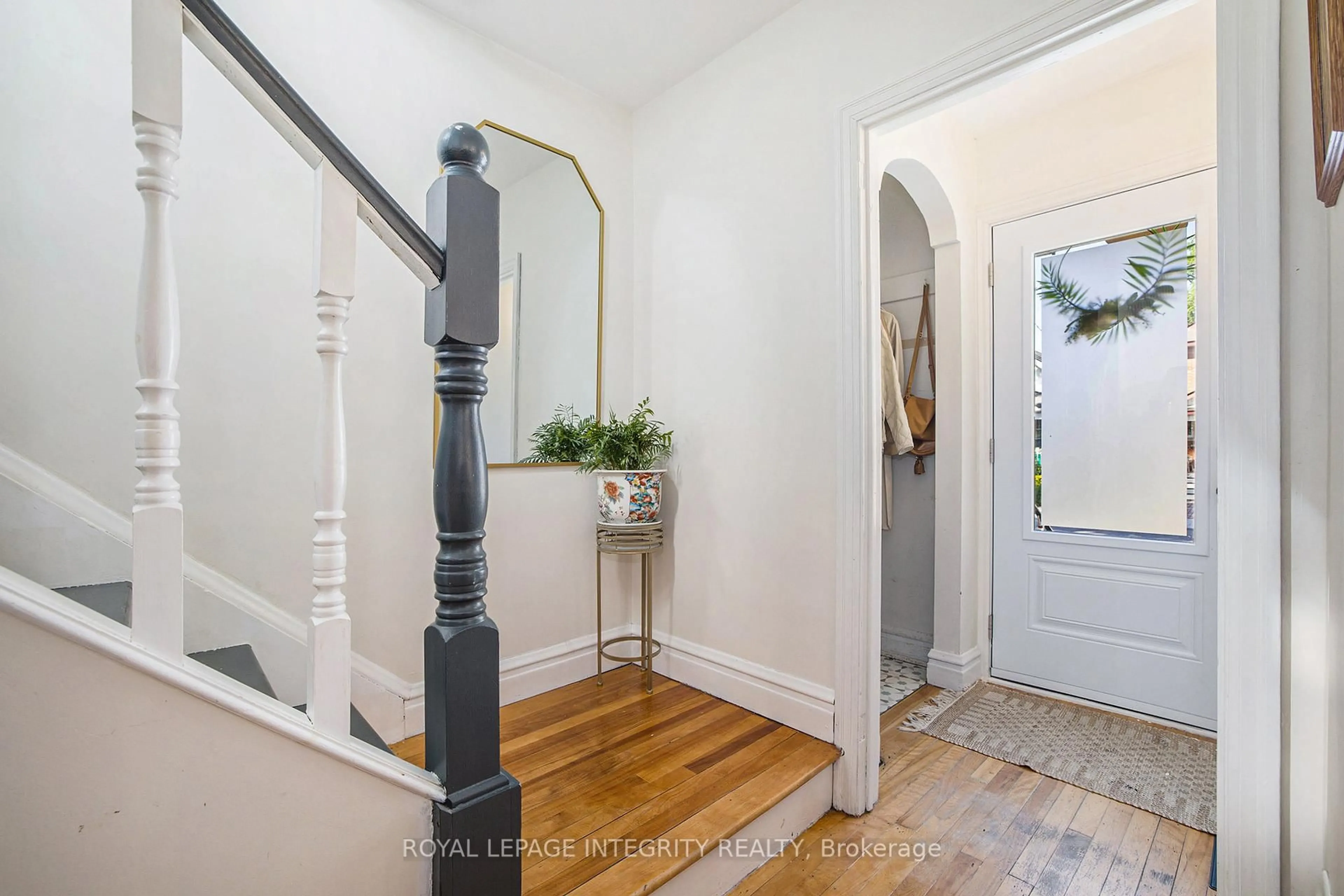 Indoor entryway for 67 Caroline Ave, Ottawa Ontario K1Y 0S8