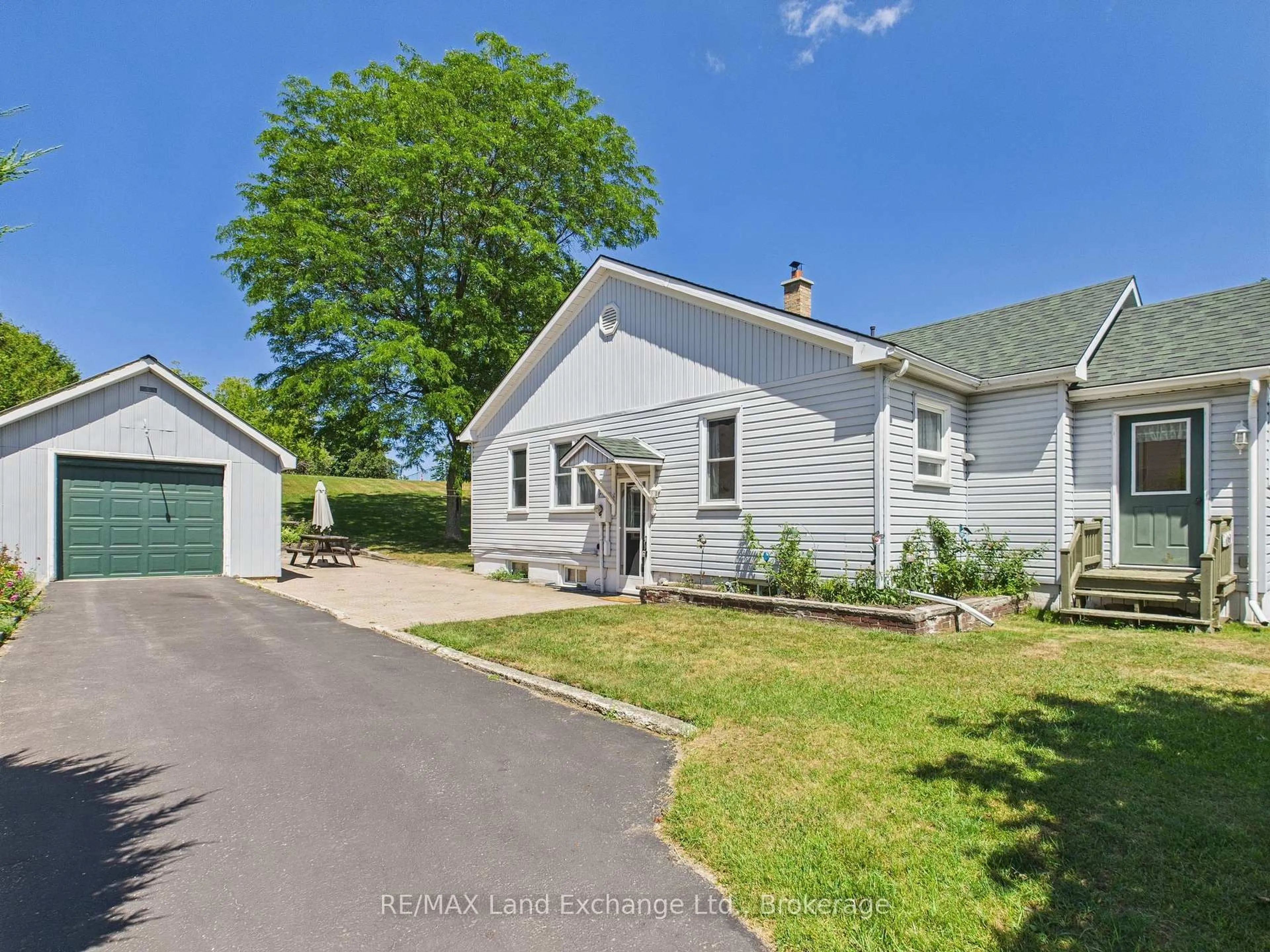 A pic from outside/outdoor area/front of a property/back of a property/a pic from drone, street for 1060 Princes St, Kincardine Ontario N2Z 1X8