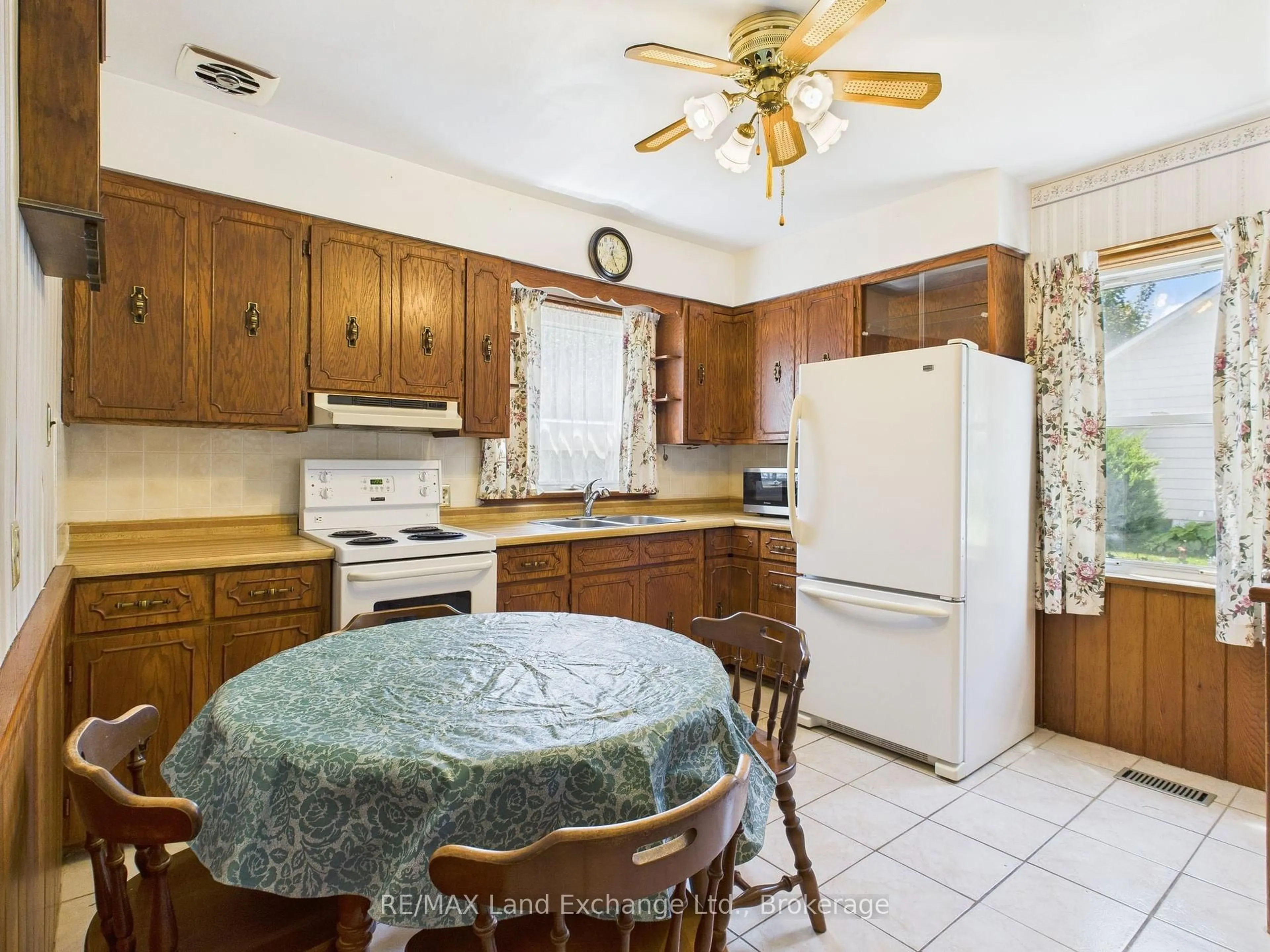 Standard kitchen, ceramic/tile floor for 1060 Princes St, Kincardine Ontario N2Z 1X8