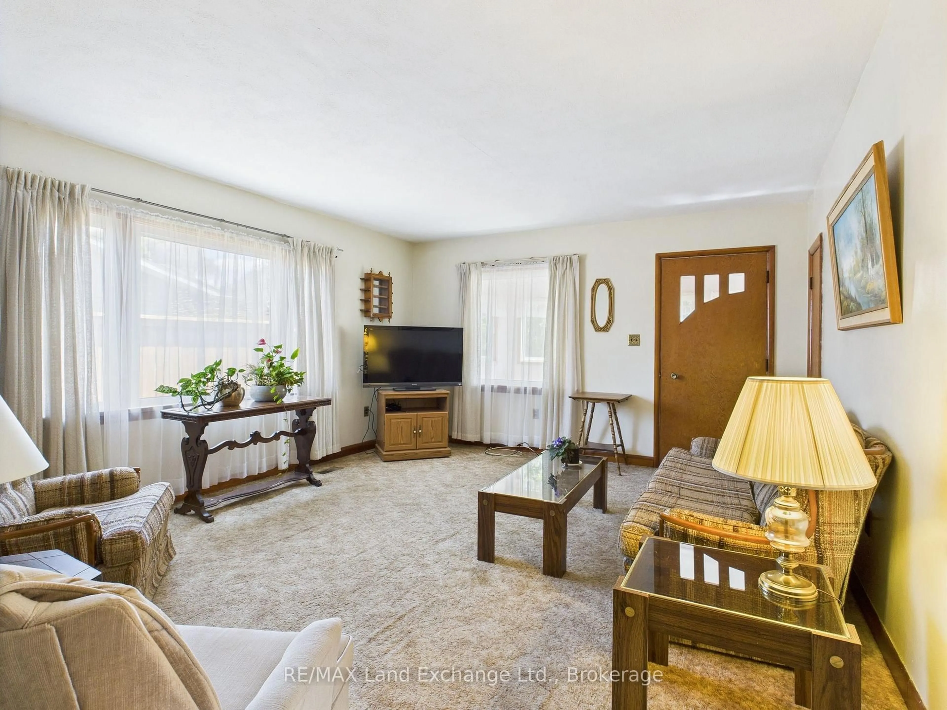 Living room with furniture, unknown for 1060 Princes St, Kincardine Ontario N2Z 1X8