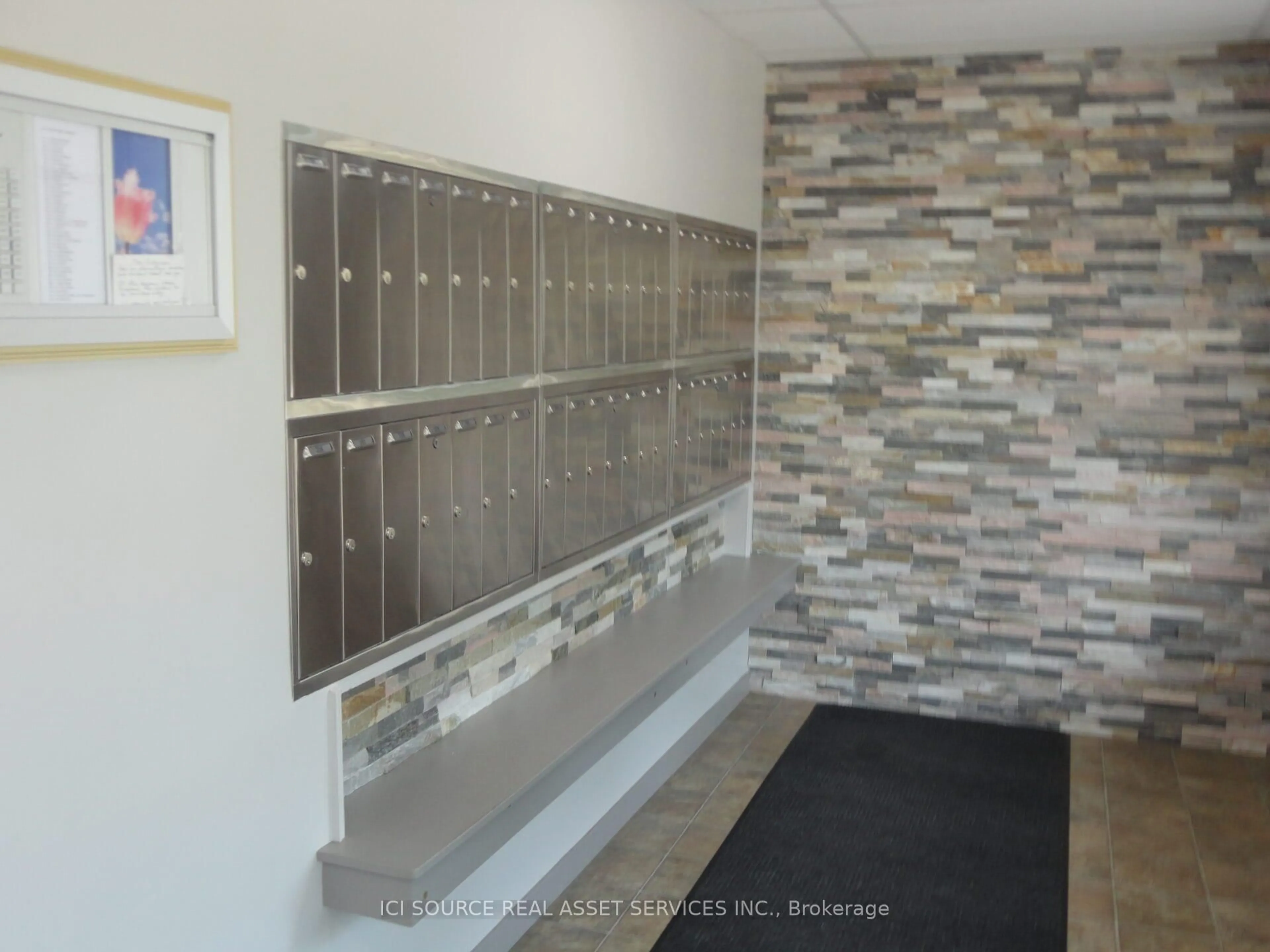 Indoor foyer for 213 Leonard St #202, North Bay Ontario P1B 5K3