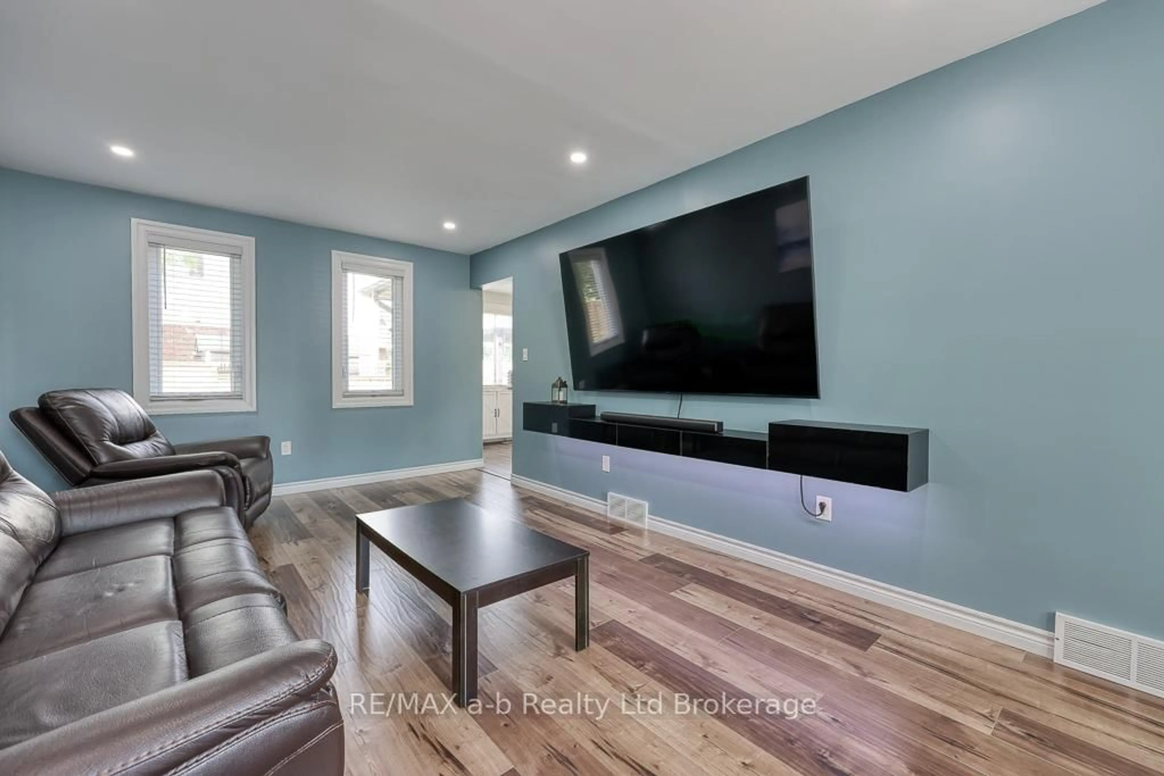 Home theater for 346 Riverview Dr, Strathroy-Caradoc Ontario N7G 4B7