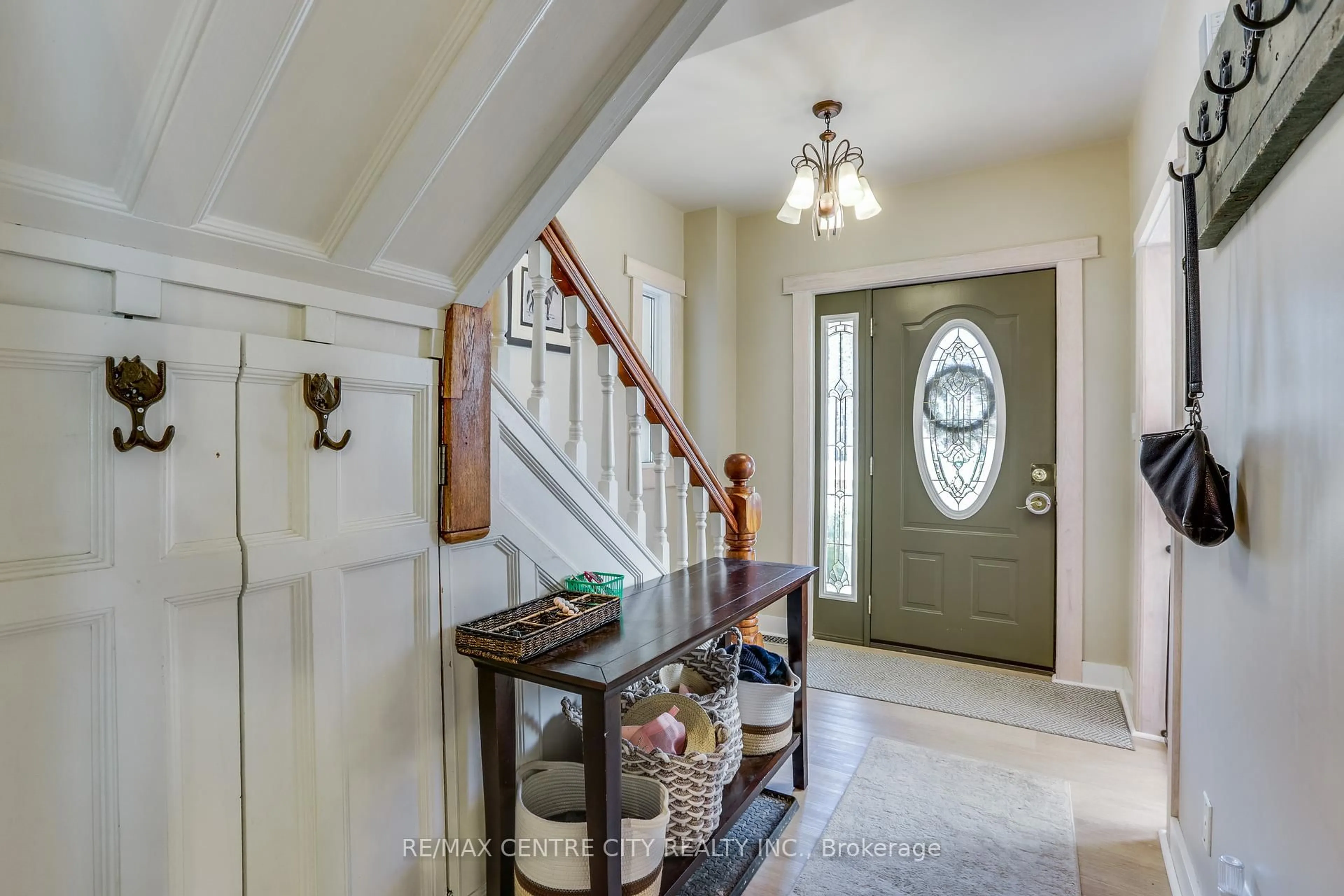Indoor entryway for 153 Shackleton St, Dutton/Dunwich Ontario N0L 1J0