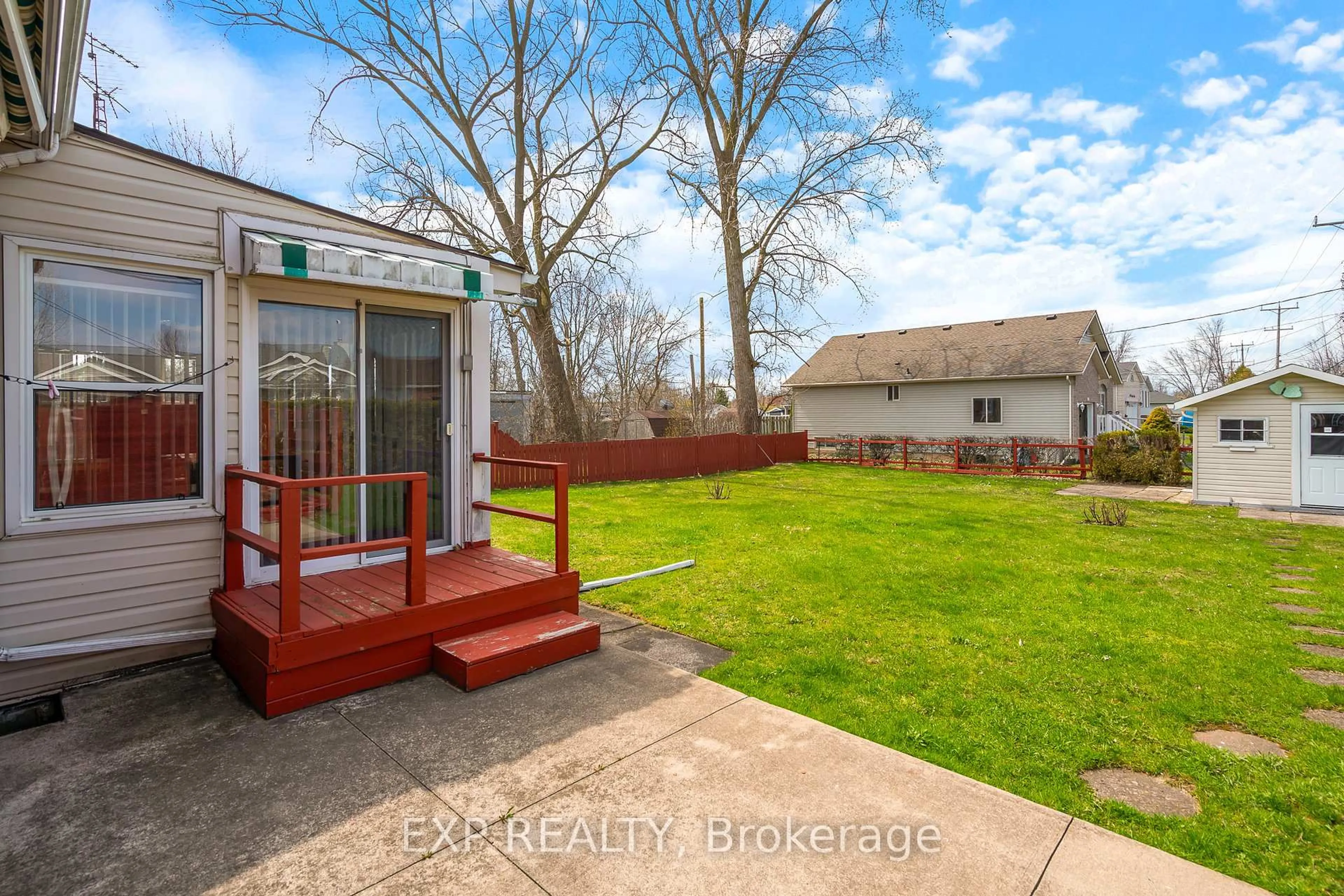 Patio, street for 70 Radford Ave, Fort Erie Ontario L2A 5H8