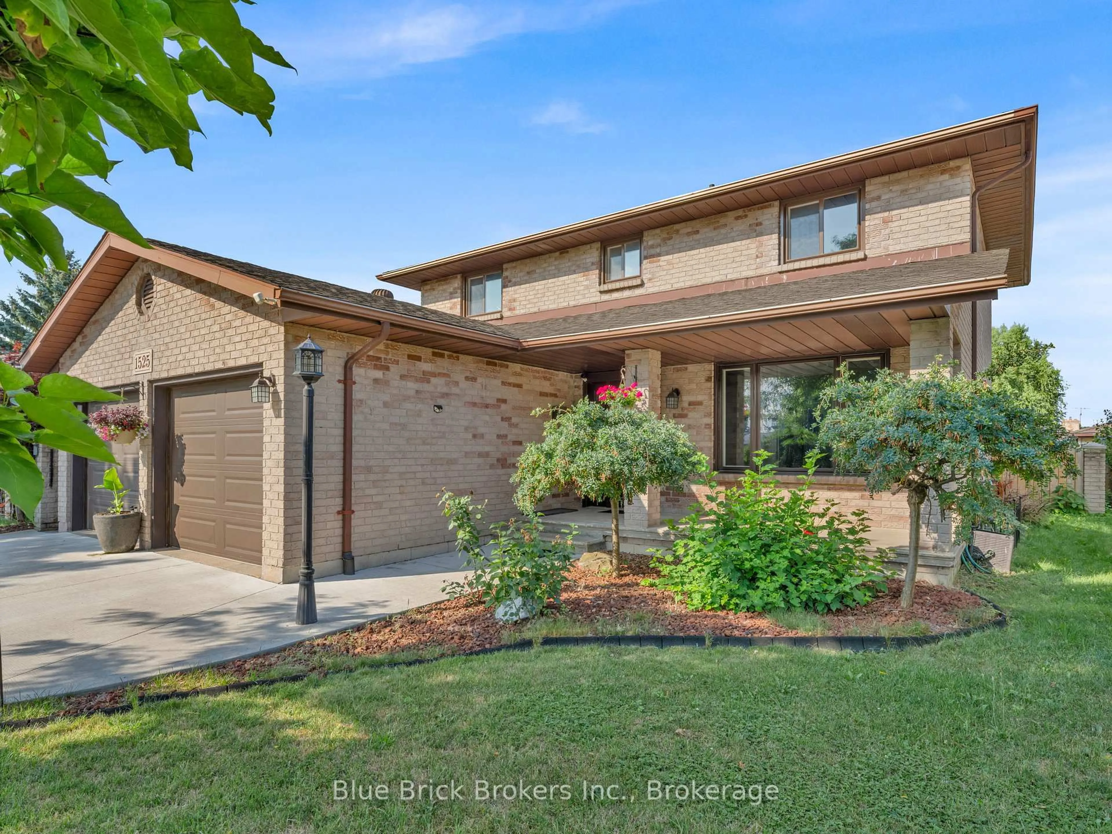 Home with brick exterior material, street for 1525 South Pacific Ave, Windsor Ontario N8X 4Z6