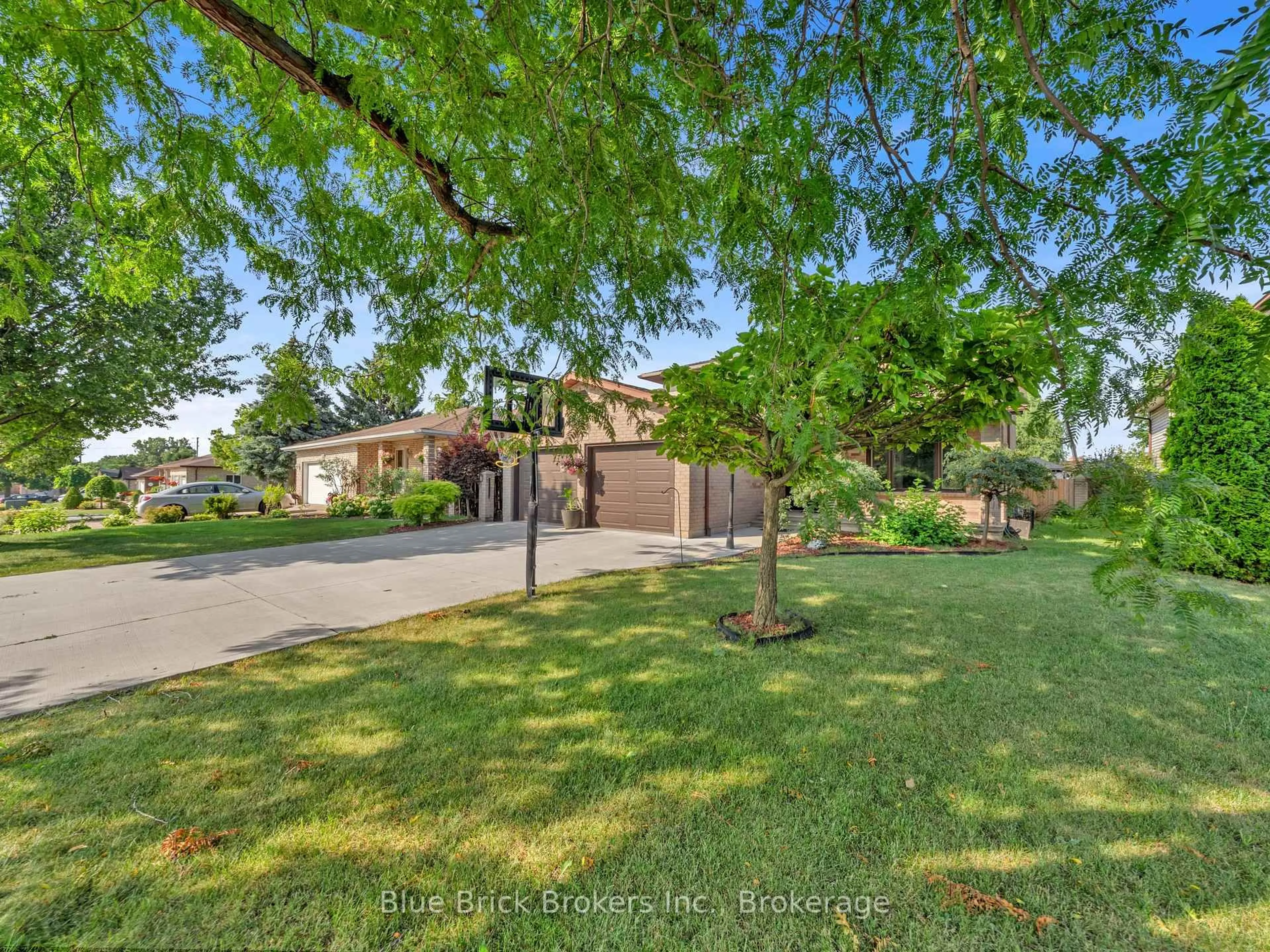 A pic from outside/outdoor area/front of a property/back of a property/a pic from drone, street for 1525 South Pacific Ave, Windsor Ontario N8X 4Z6