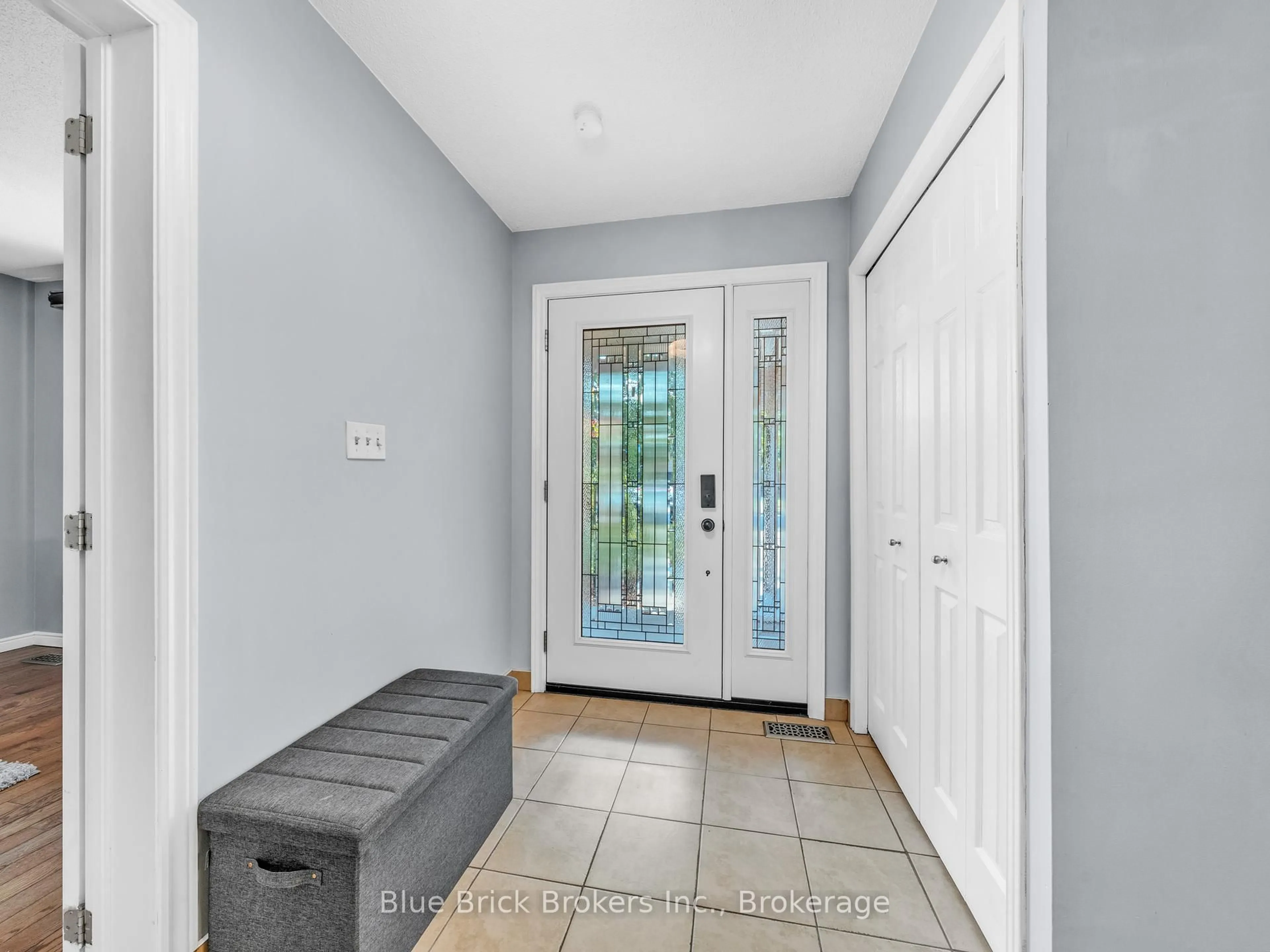 Indoor entryway for 1525 South Pacific Ave, Windsor Ontario N8X 4Z6
