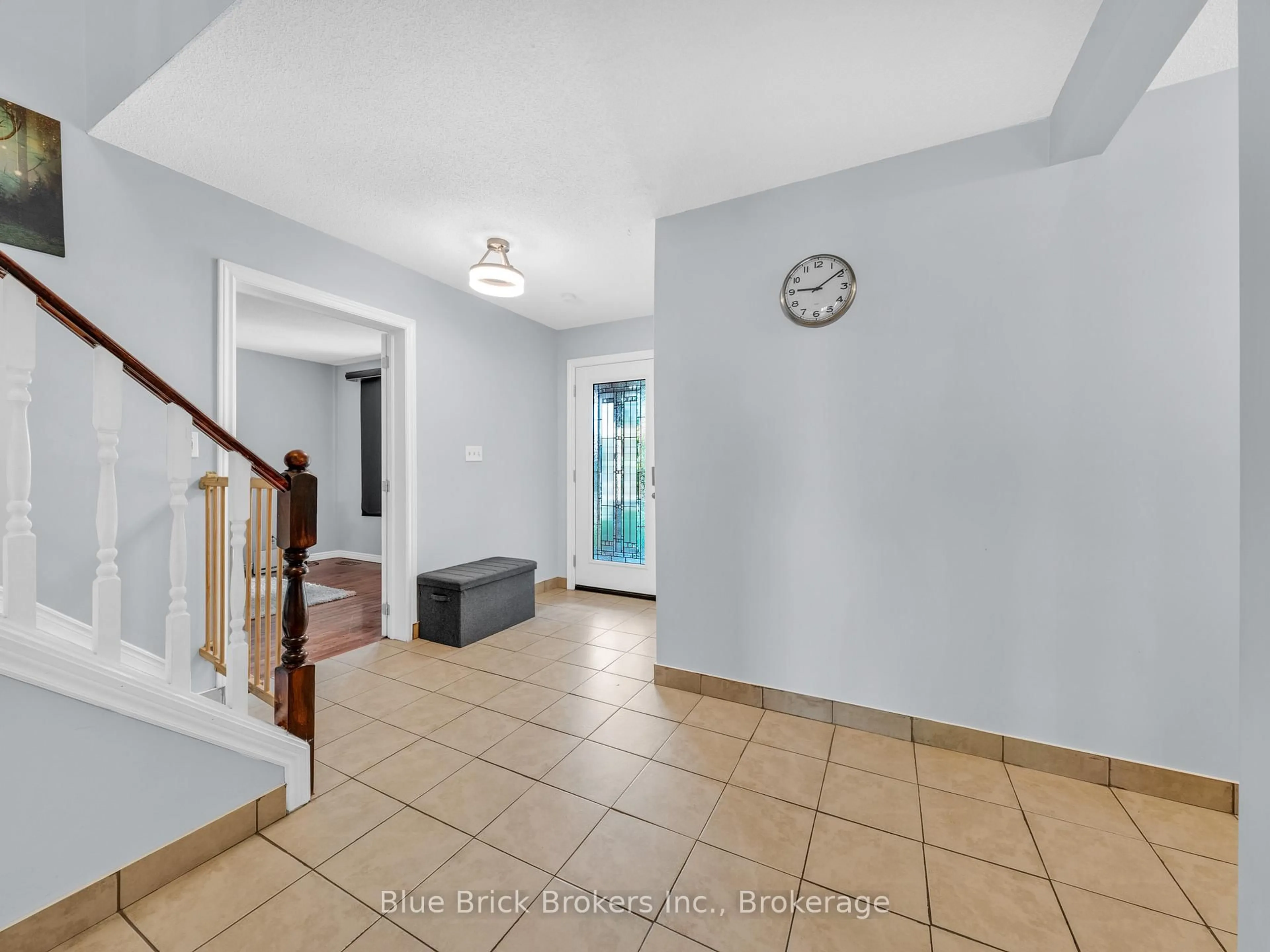 Indoor foyer for 1525 South Pacific Ave, Windsor Ontario N8X 4Z6