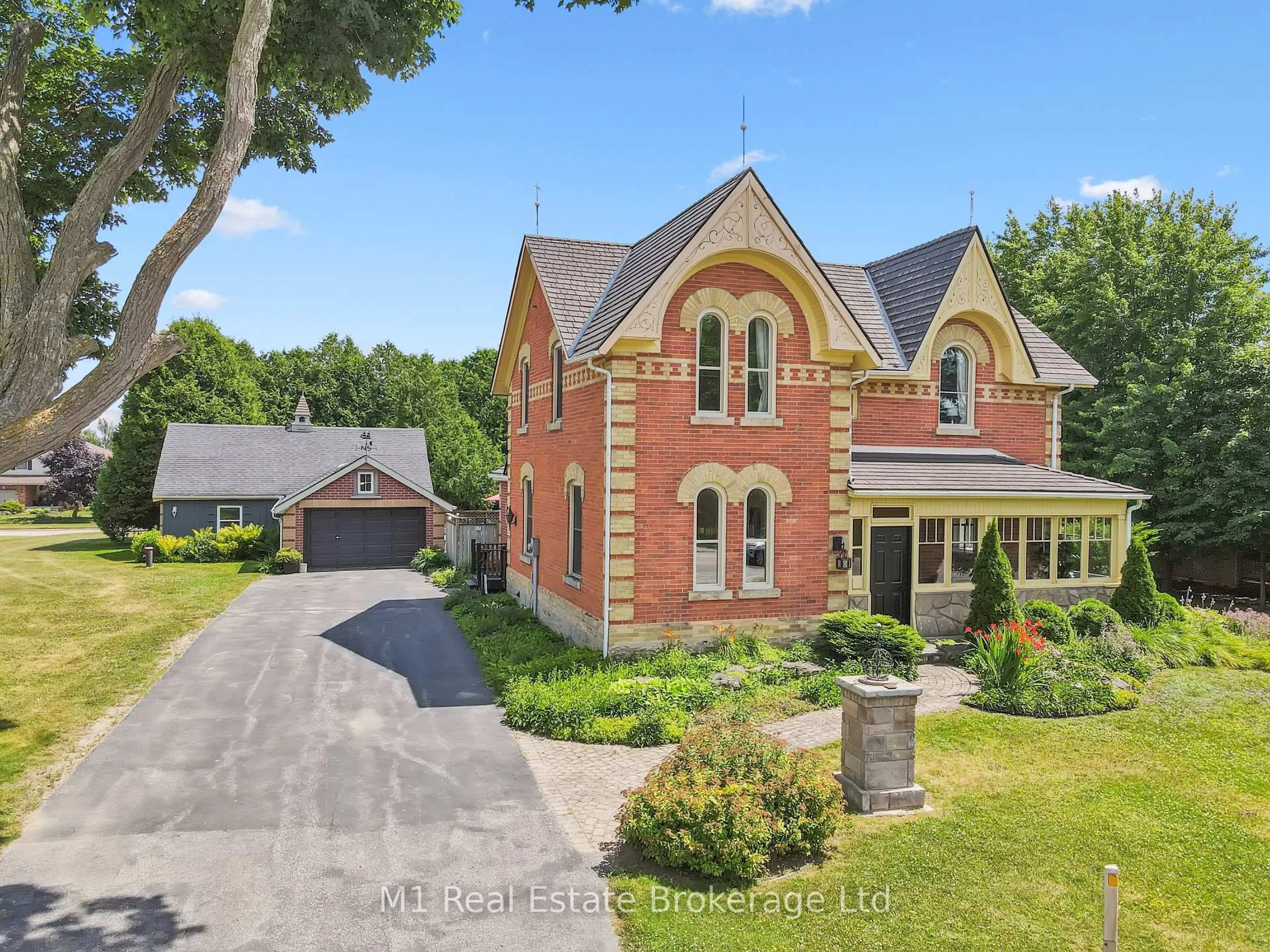 A pic from outside/outdoor area/front of a property/back of a property/a pic from drone, street for 8077 Wellington Road 19 Rd, Centre Wellington Ontario N1M 2W4