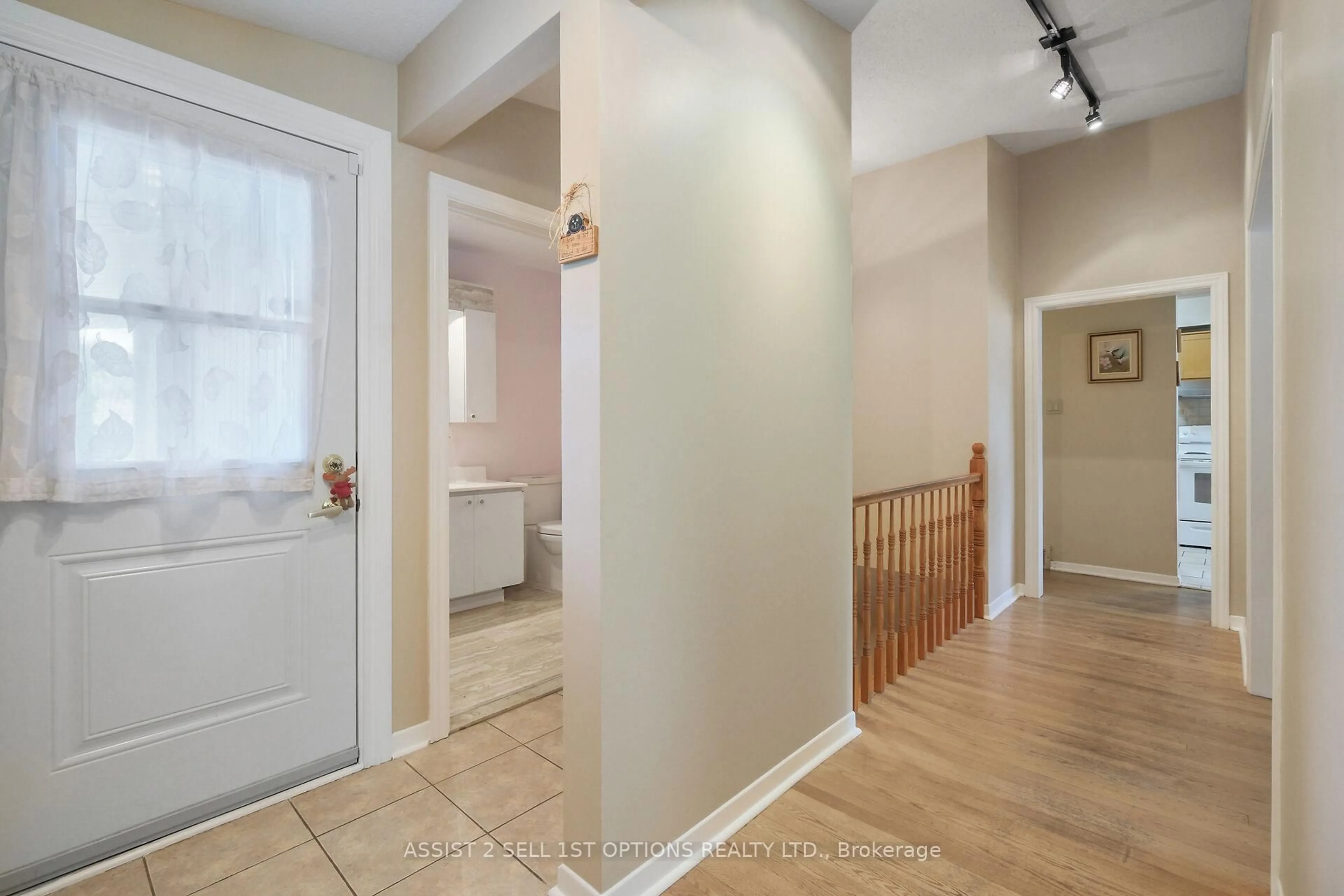 Indoor entryway for 24 Barnes Cres, Nepean Ontario K2H 7C2