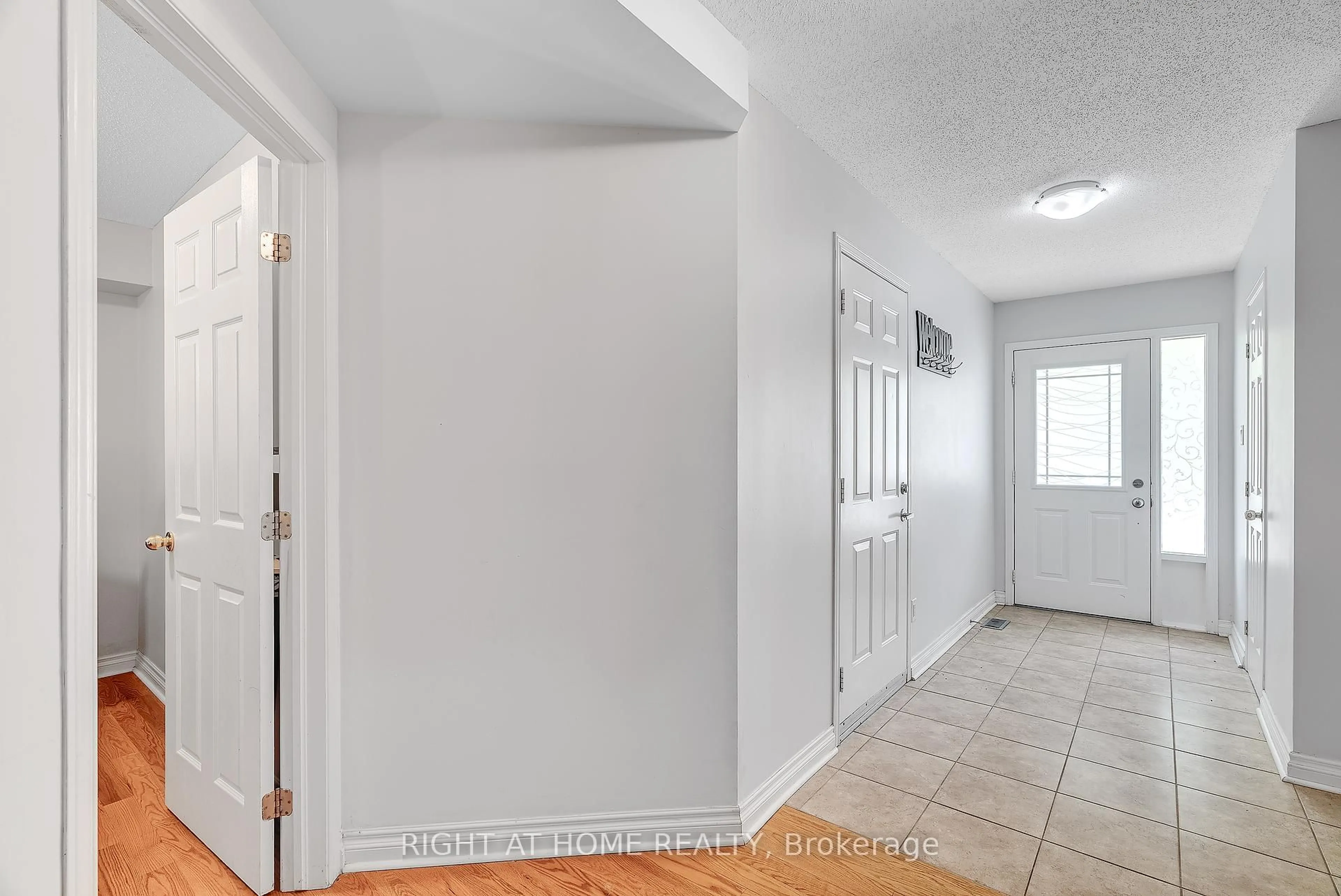Indoor entryway for 134 Fordham Private, Ottawa Ontario K2C 4G5