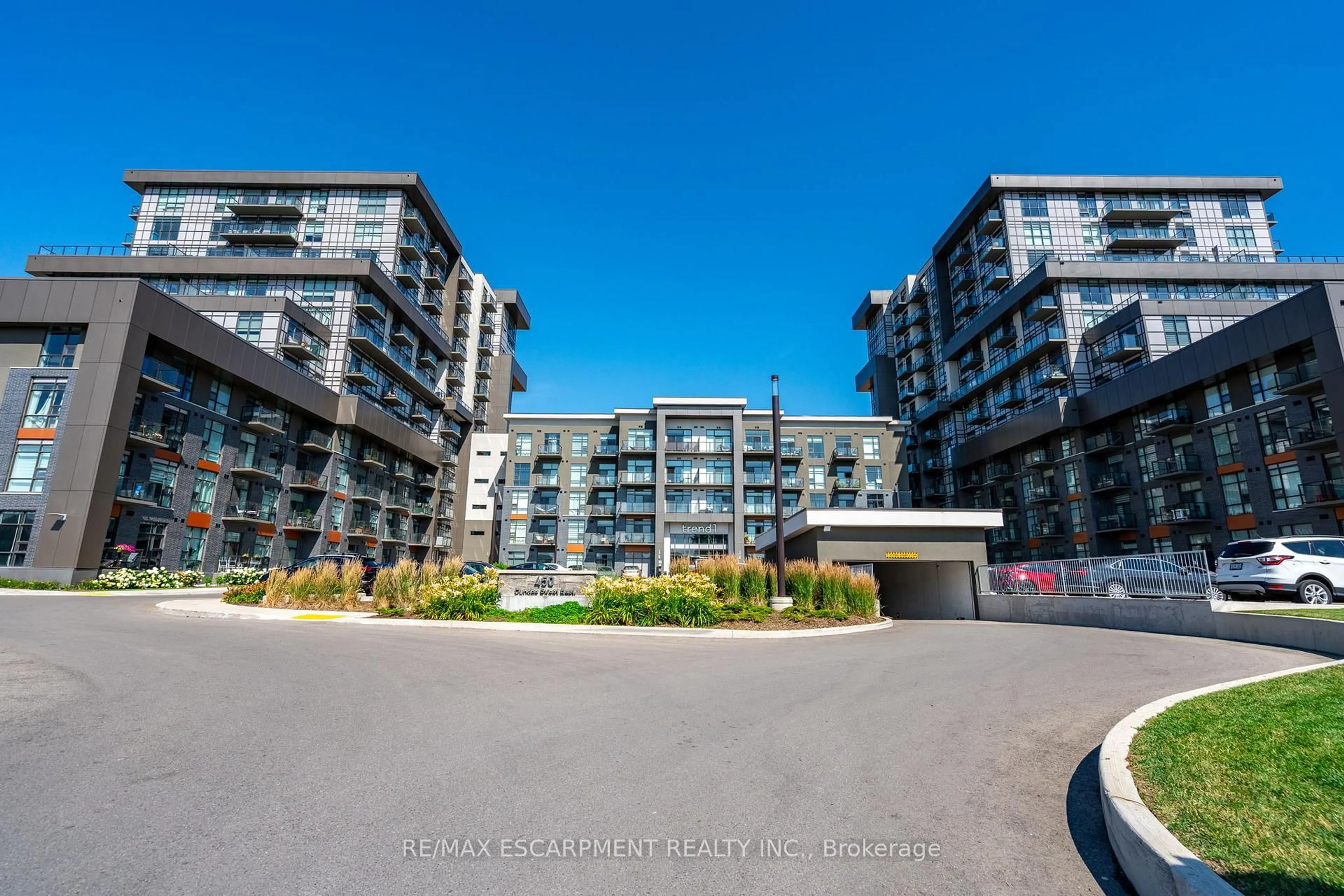 A pic from outside/outdoor area/front of a property/back of a property/a pic from drone, street for 450 Dundas St #1111, Hamilton Ontario L8B 1Z2