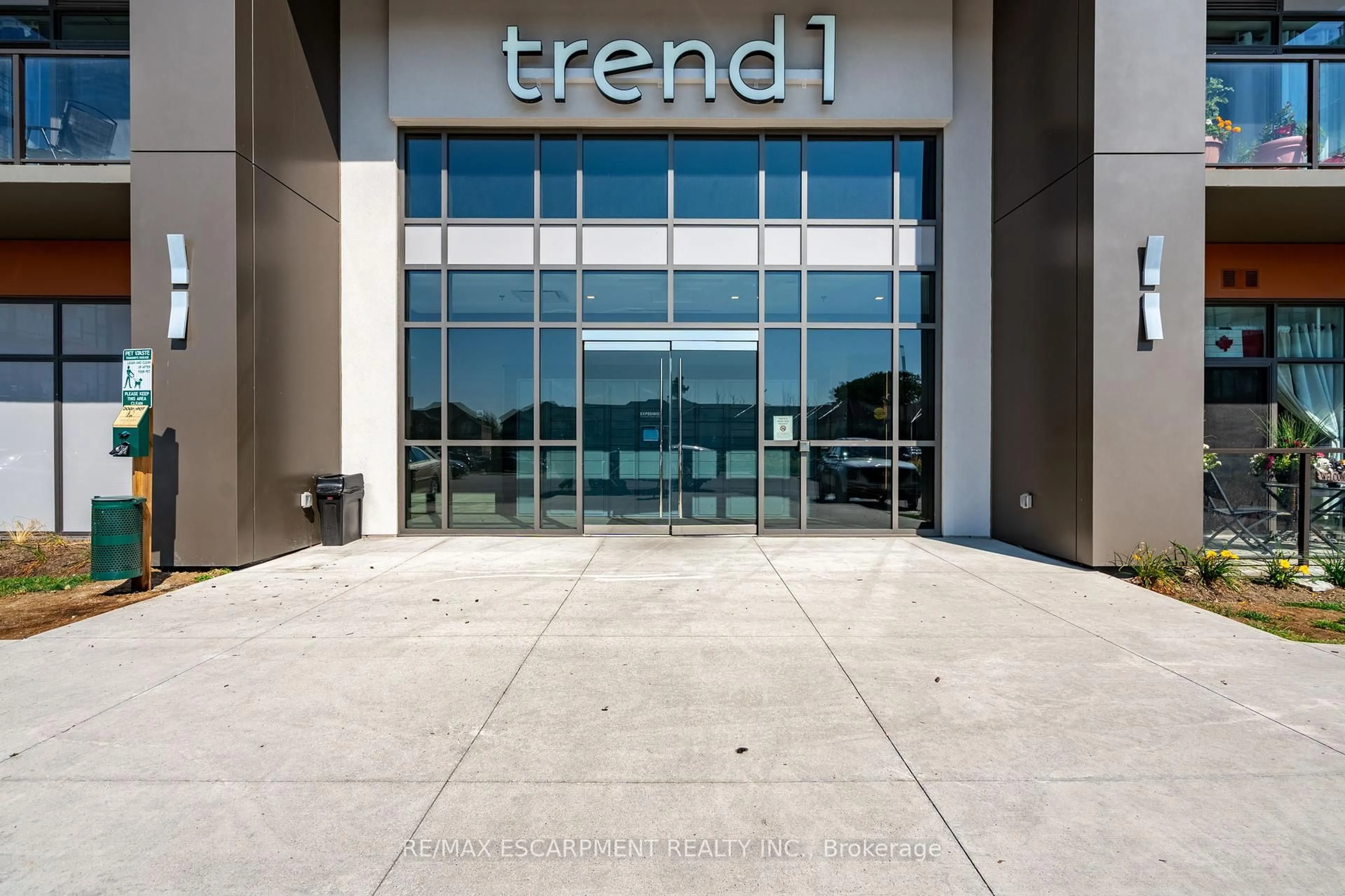 Indoor foyer for 450 Dundas St #1111, Hamilton Ontario L8B 1Z2