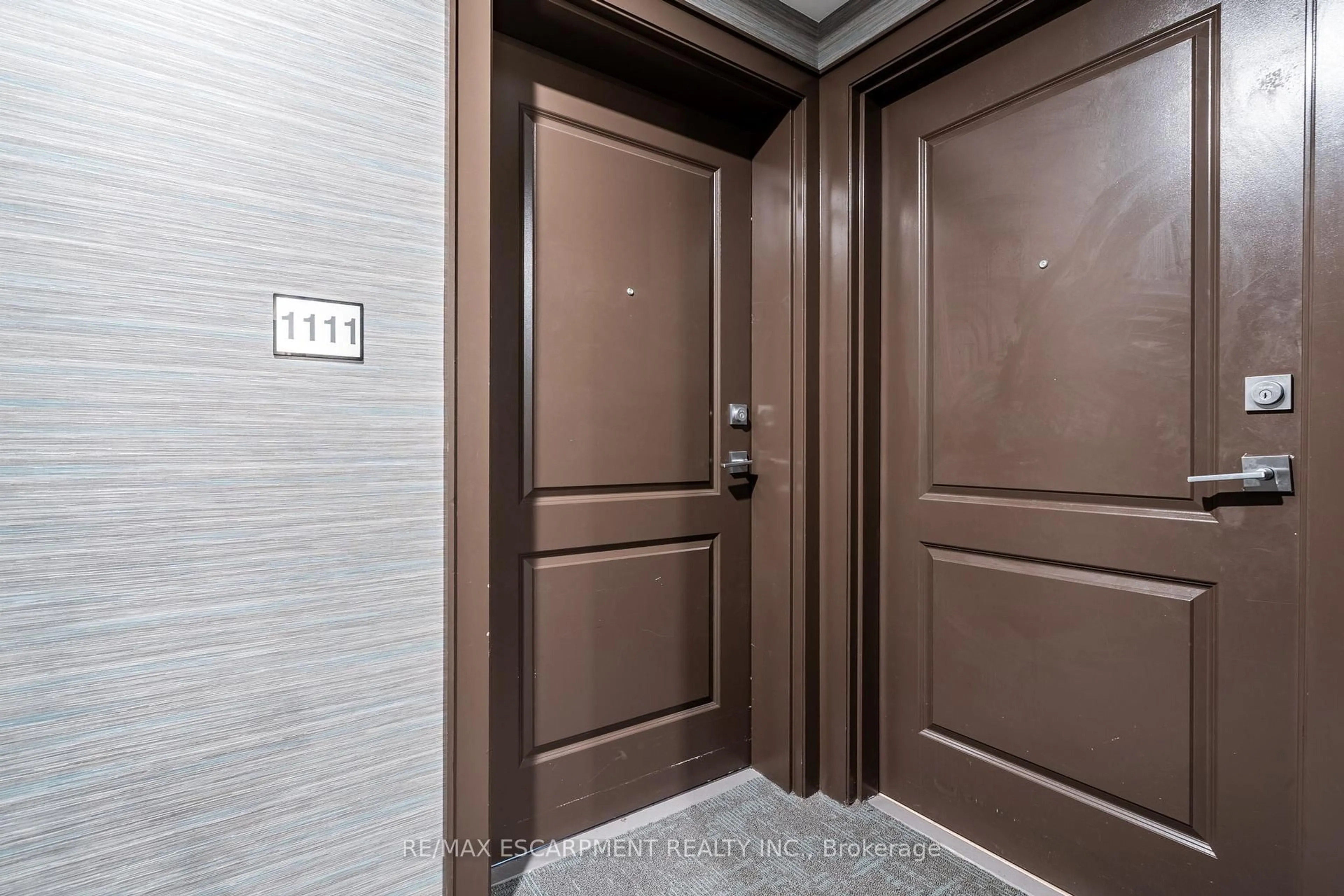 Indoor foyer for 450 Dundas St #1111, Hamilton Ontario L8B 1Z2