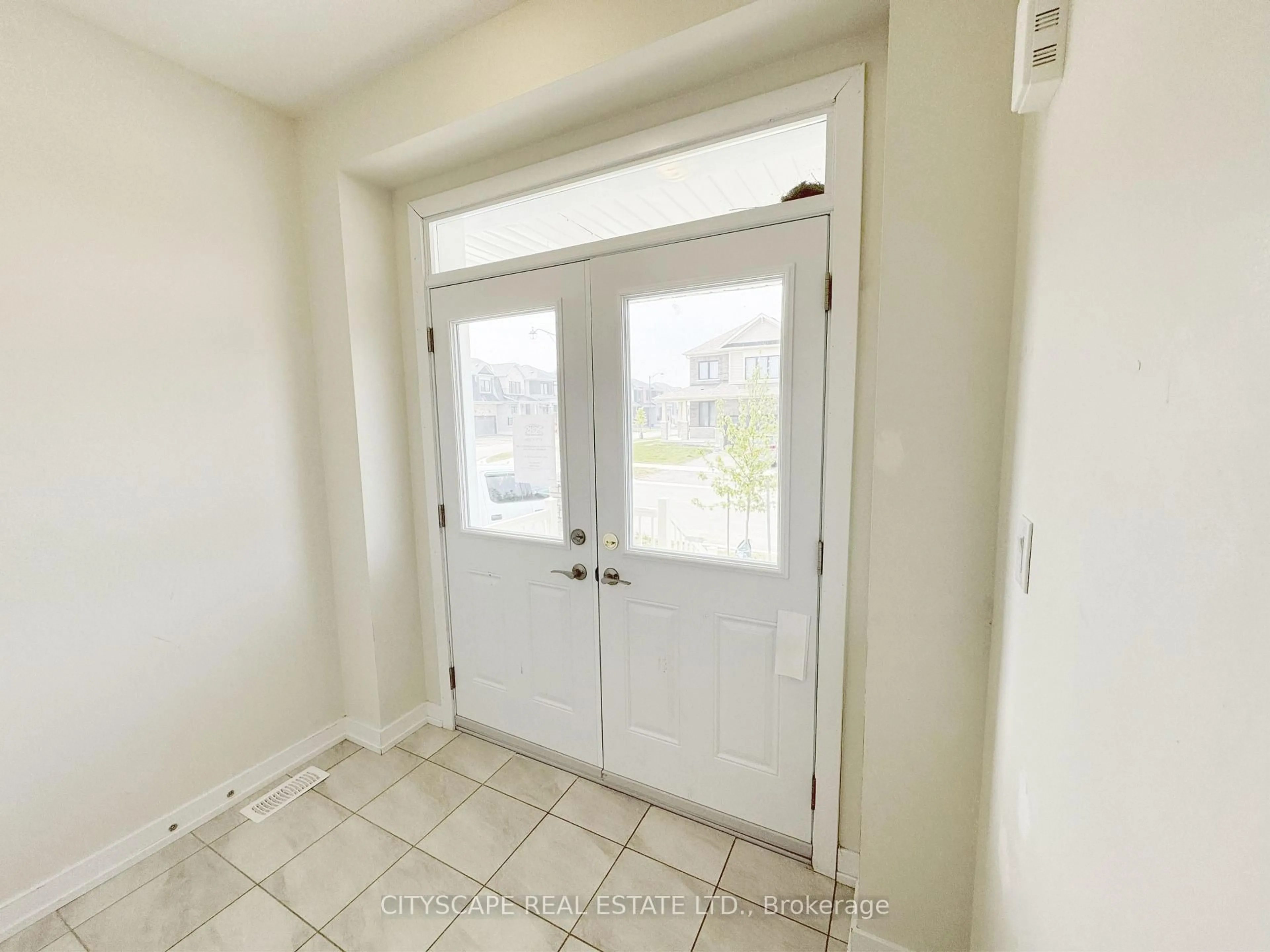 Indoor entryway for 33 Basswood Cres, Haldimand Ontario N3W 0H5