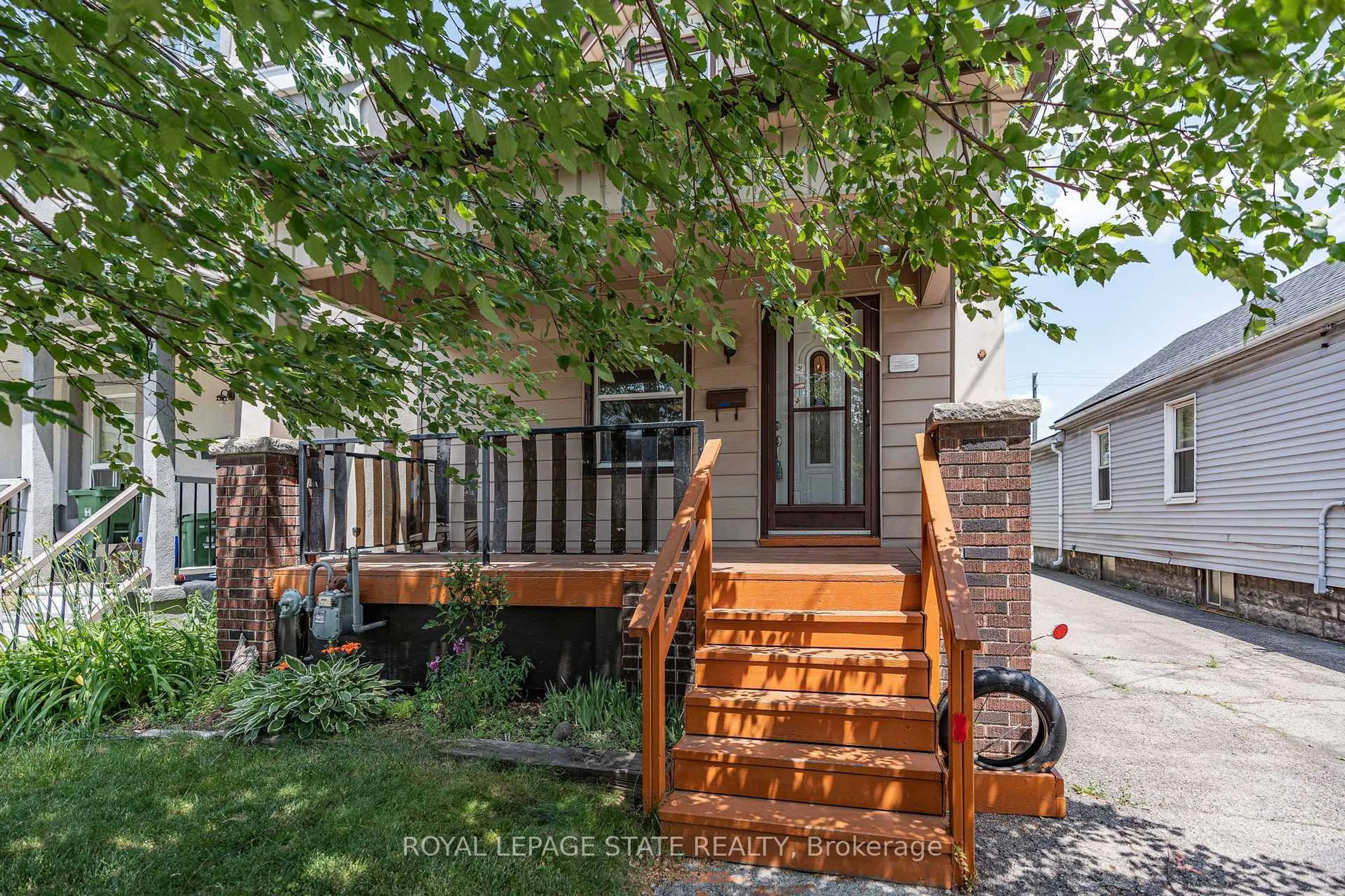 Home with brick exterior material, street for 35 Gertrude St, Hamilton Ontario L8L 4B7