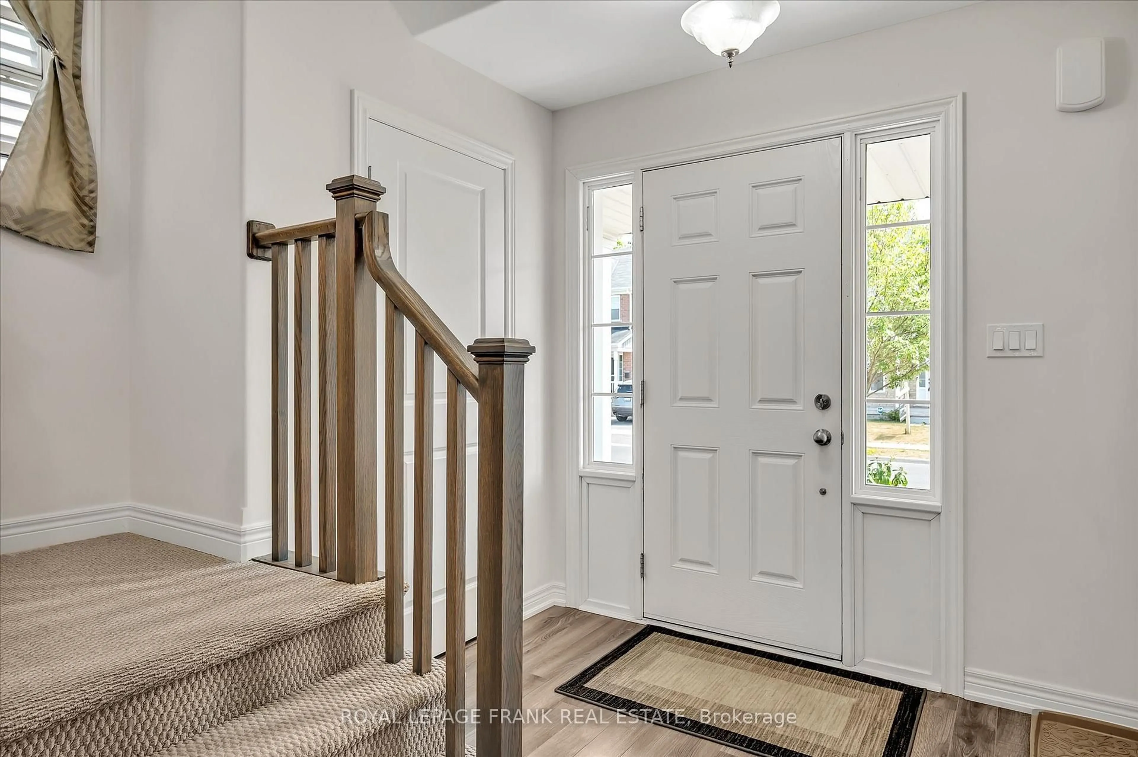 Indoor entryway for 562 Grange Way, Peterborough North Ontario K9H 0G5