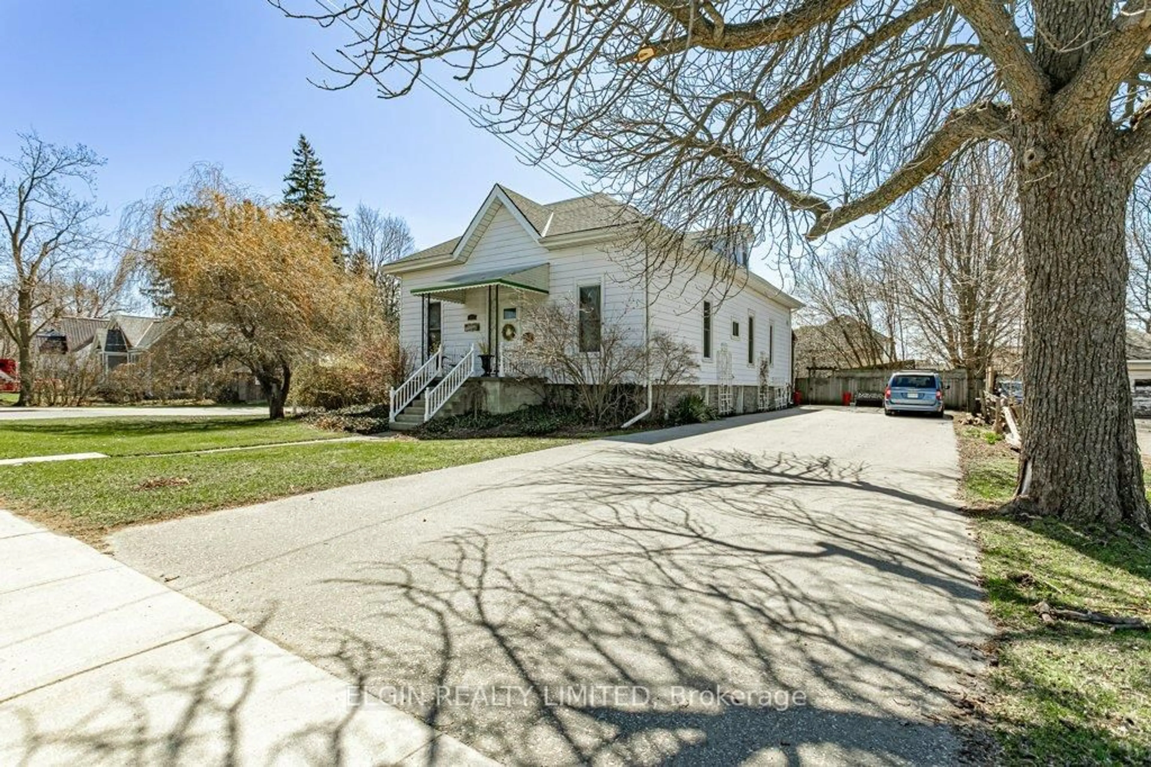 A pic from outside/outdoor area/front of a property/back of a property/a pic from drone, street for 474 Talbot St, Aylmer Ontario N5H 1L1