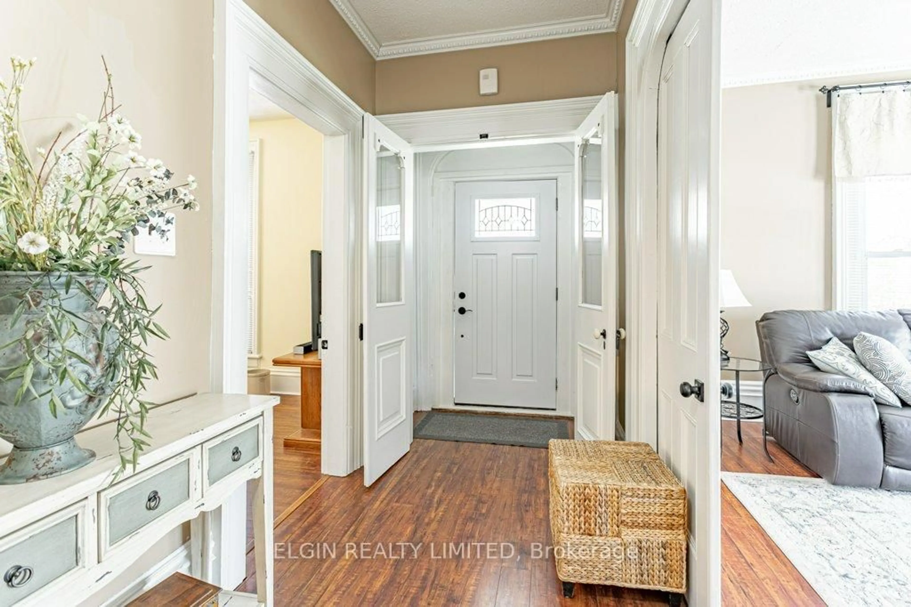 Indoor entryway for 474 Talbot St, Aylmer Ontario N5H 1L1