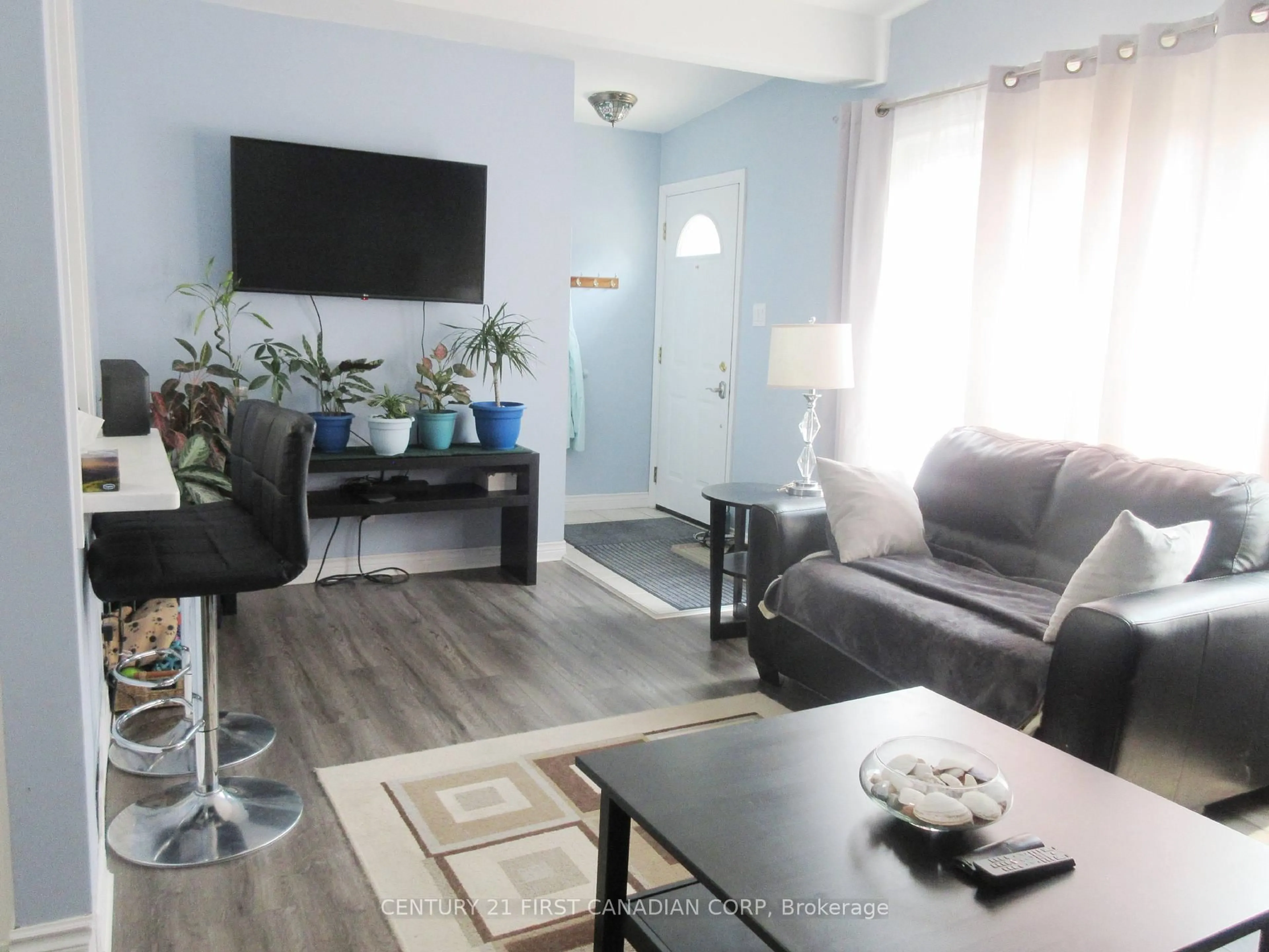 Living room with furniture, wood/laminate floor for 28 Hawkesbury Ave, London East Ontario N5V 2K1