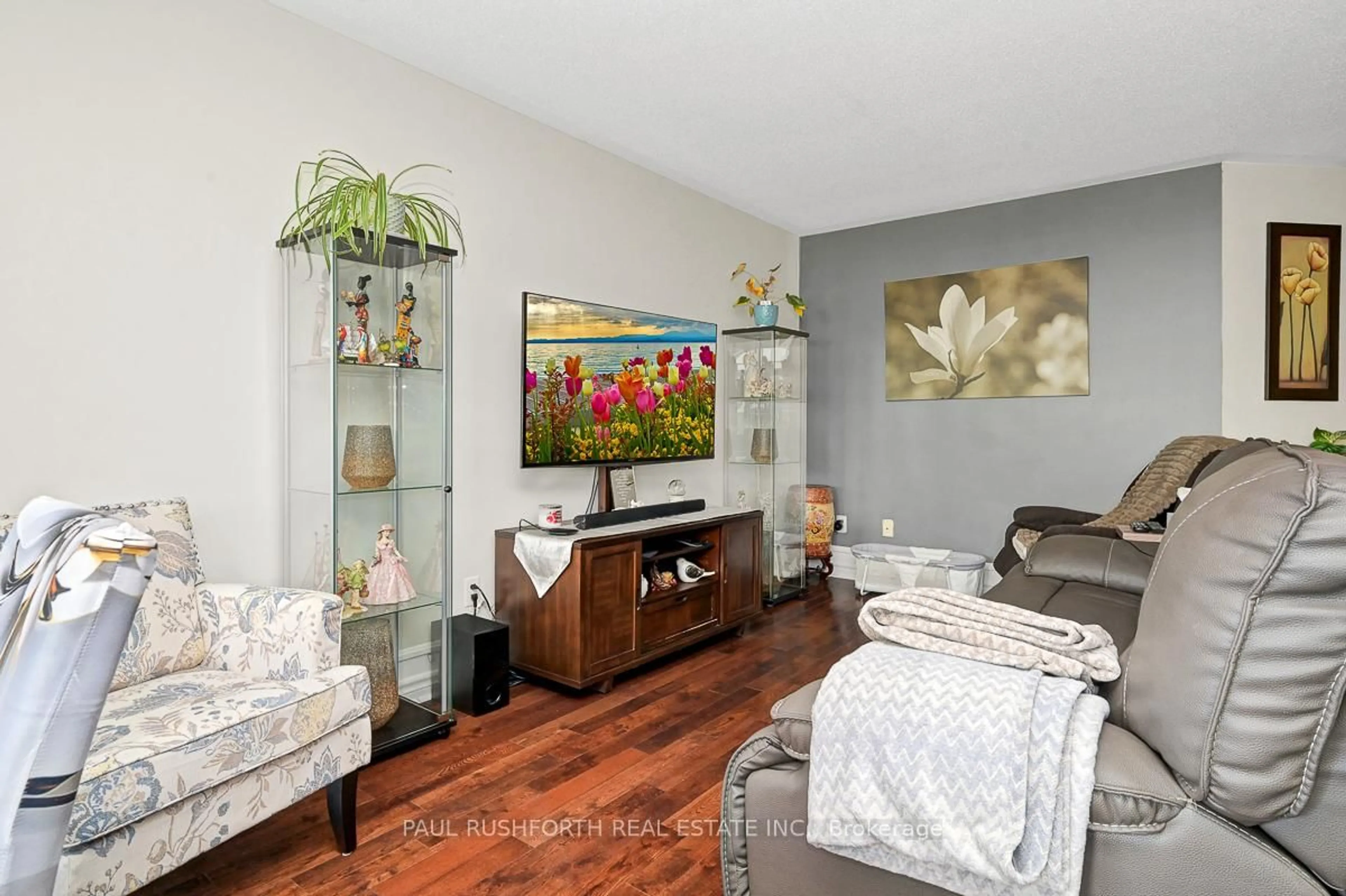 Living room with furniture, wood/laminate floor for 265 WILDCLIFF Way, Orleans Ontario K4A 0L4