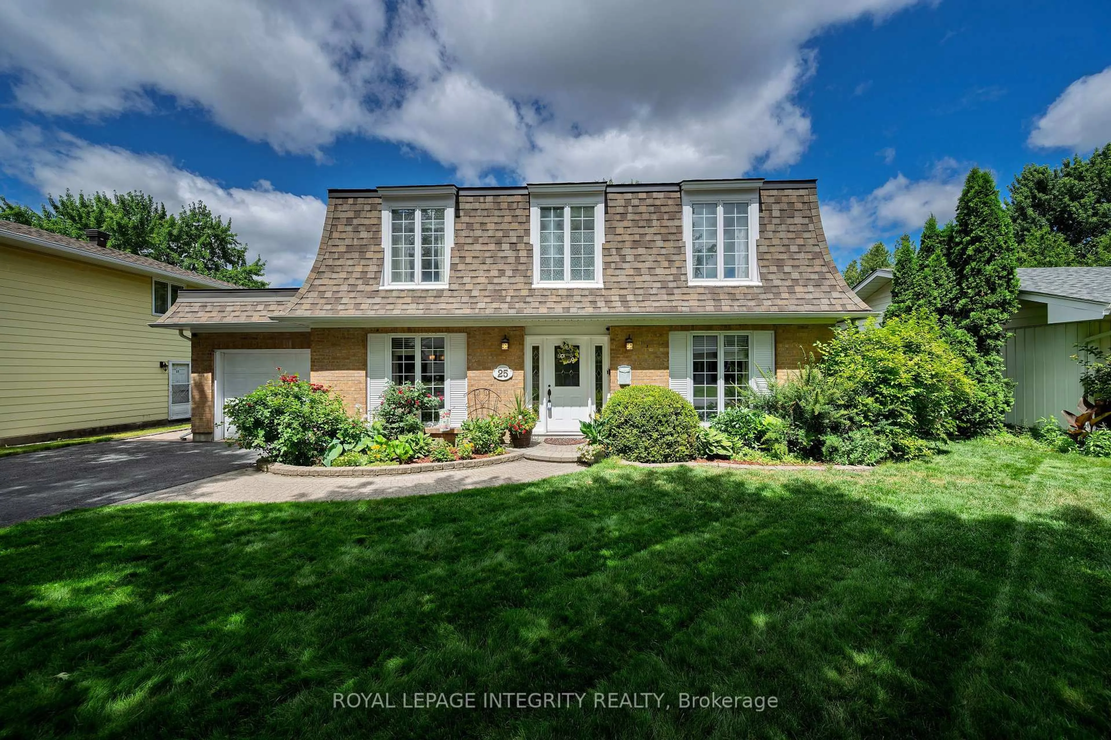 A pic from outside/outdoor area/front of a property/back of a property/a pic from drone, street for 25 Higgins Rd, Ottawa Ontario K2G 0R3