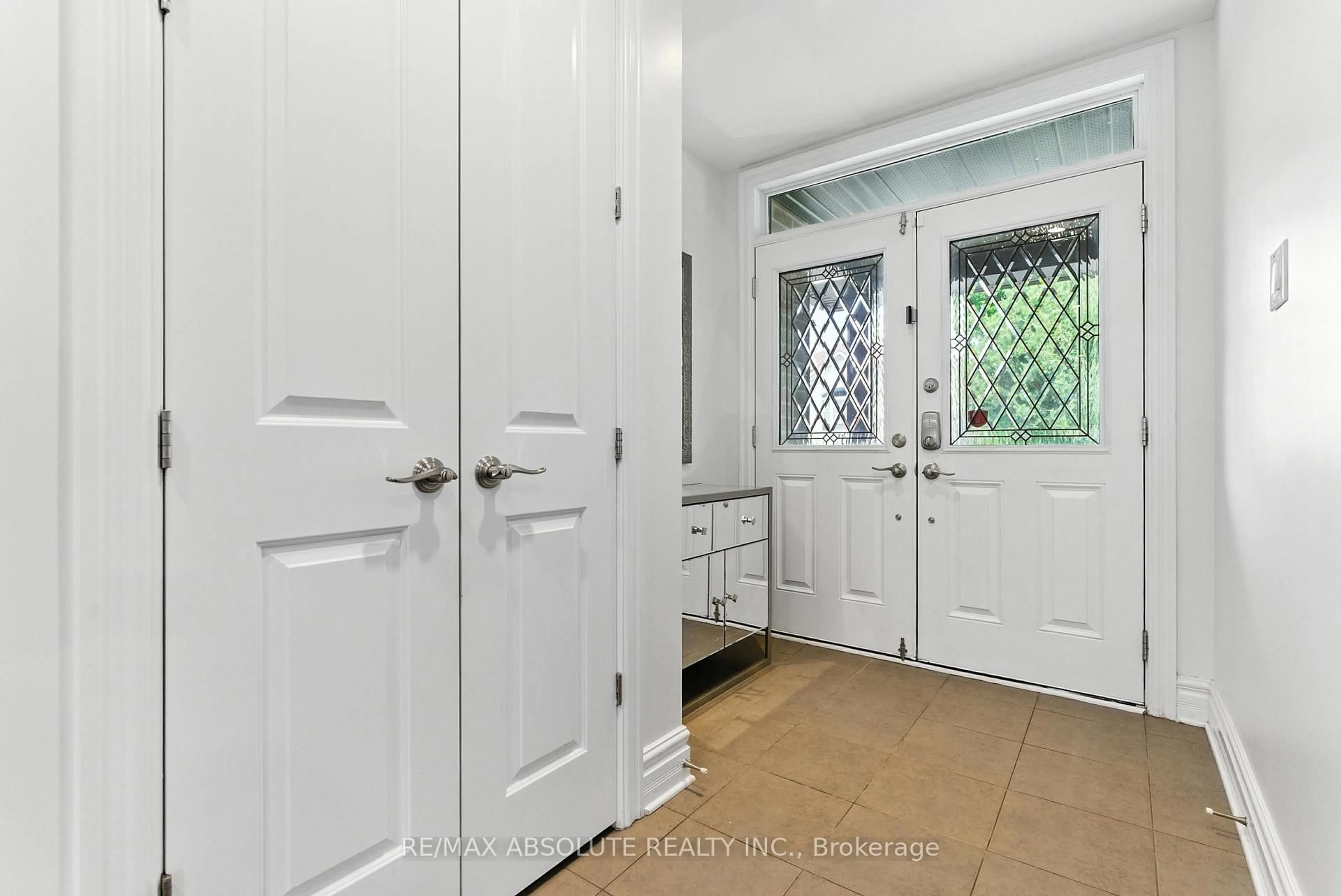 Indoor entryway for 17 Rutherglen Terr, Kanata Ontario K2K 3A5