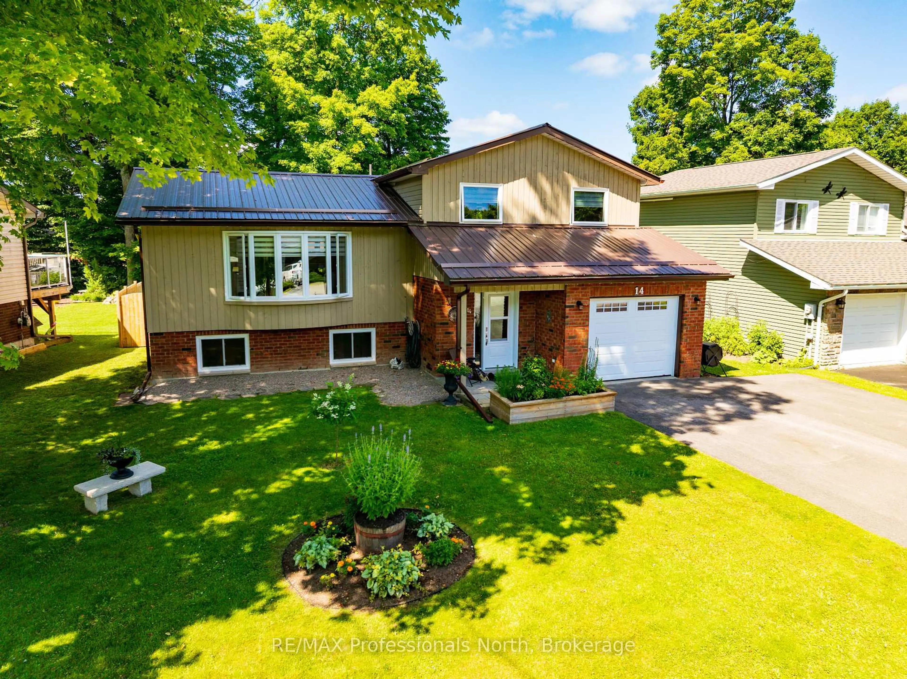 A pic from outside/outdoor area/front of a property/back of a property/a pic from drone, street for 14 Shaw Cres, Huntsville Ontario P1H 1V8