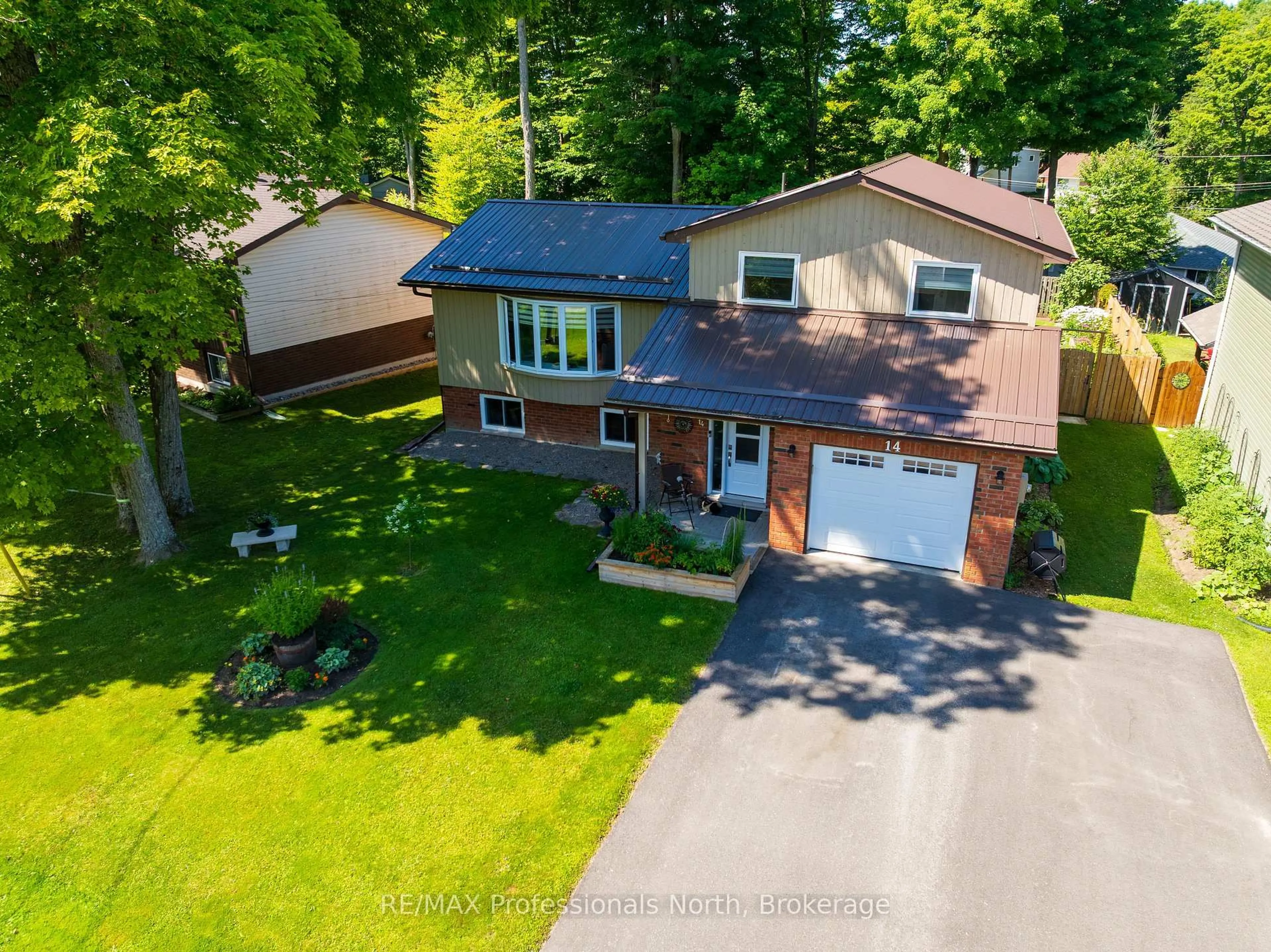 A pic from outside/outdoor area/front of a property/back of a property/a pic from drone, street for 14 Shaw Cres, Huntsville Ontario P1H 1V8