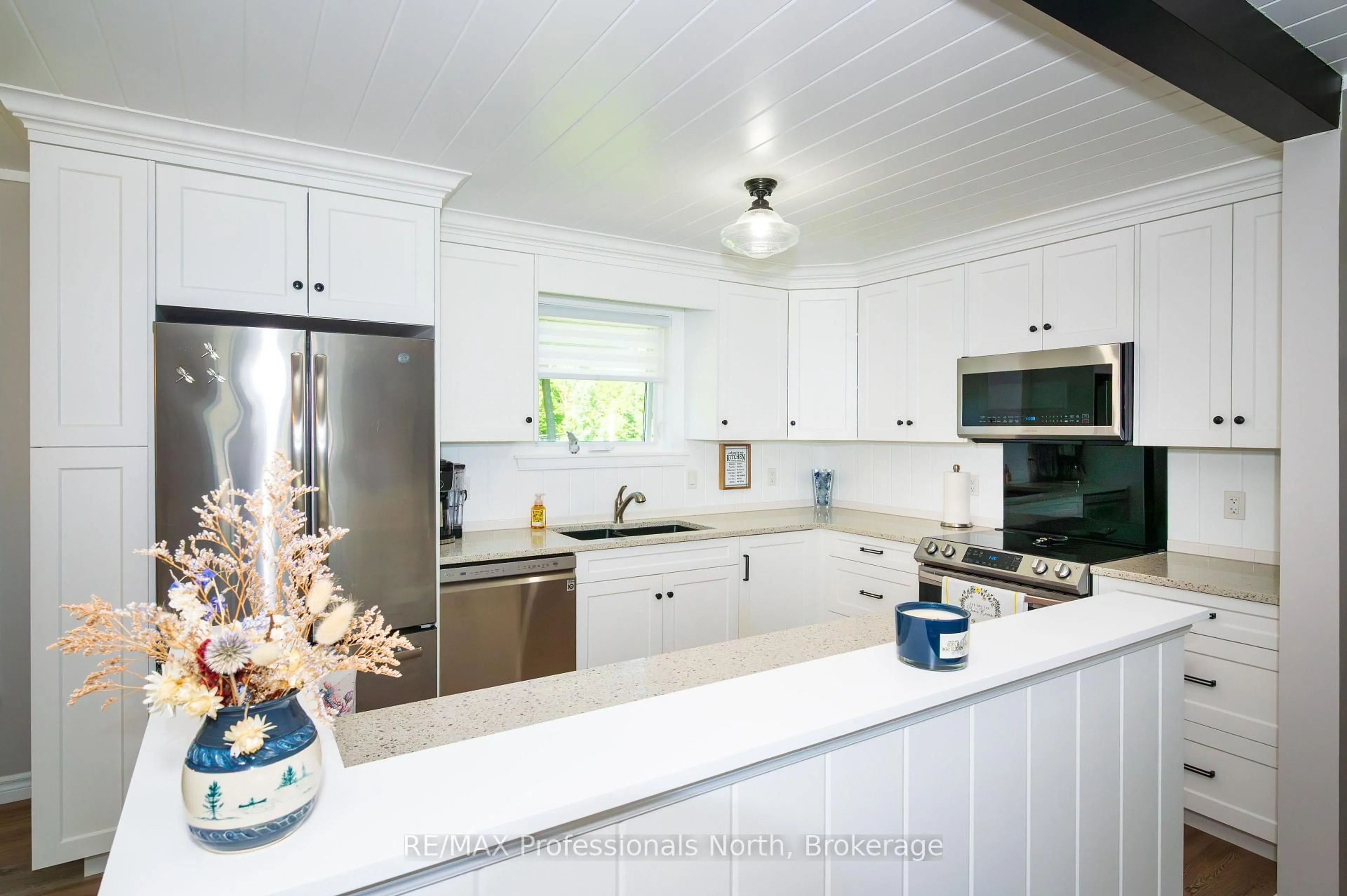 Open concept kitchen, ceramic/tile floor for 14 Shaw Cres, Huntsville Ontario P1H 1V8