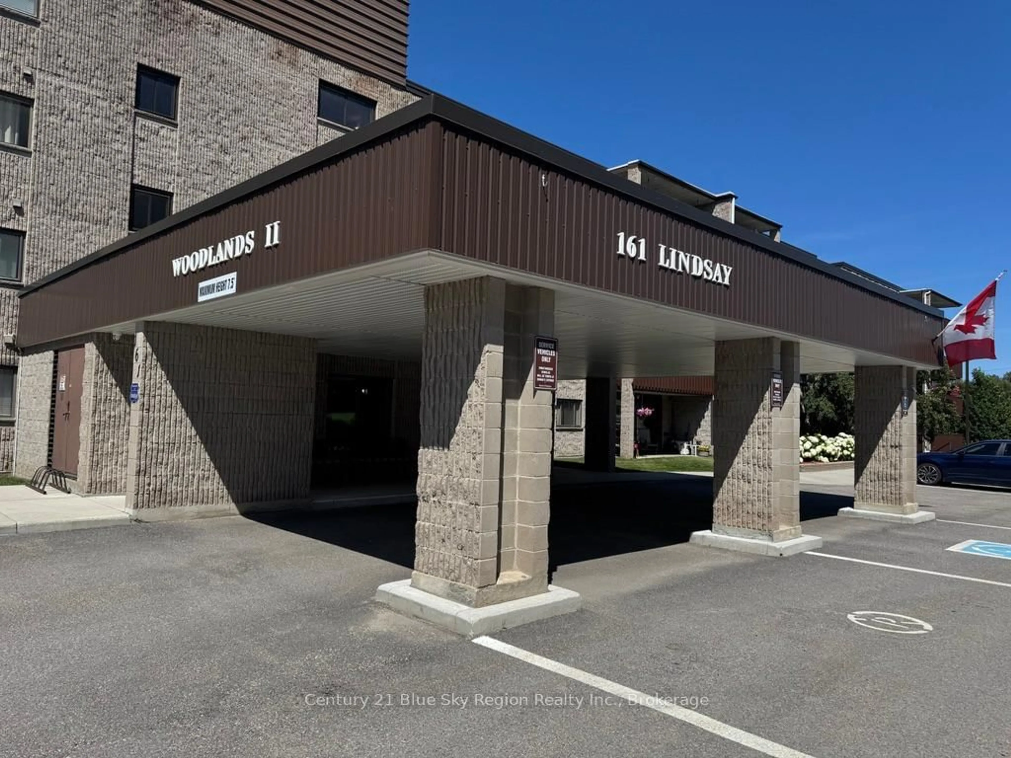 Indoor foyer for 161 Lindsay St #406, North Bay Ontario P1B 8P6