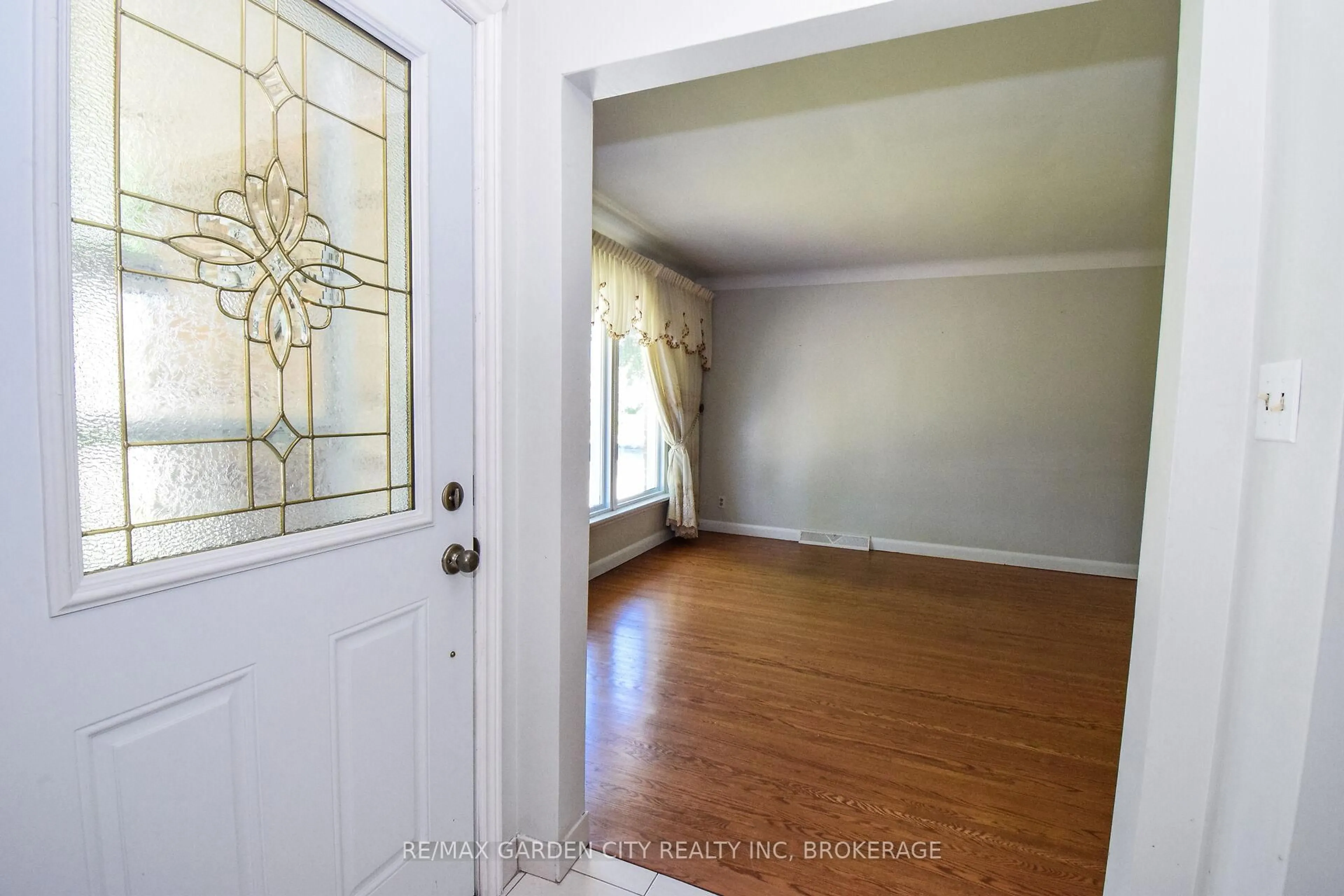 Indoor entryway for 115 Larraine St, Welland Ontario L3C 5K3