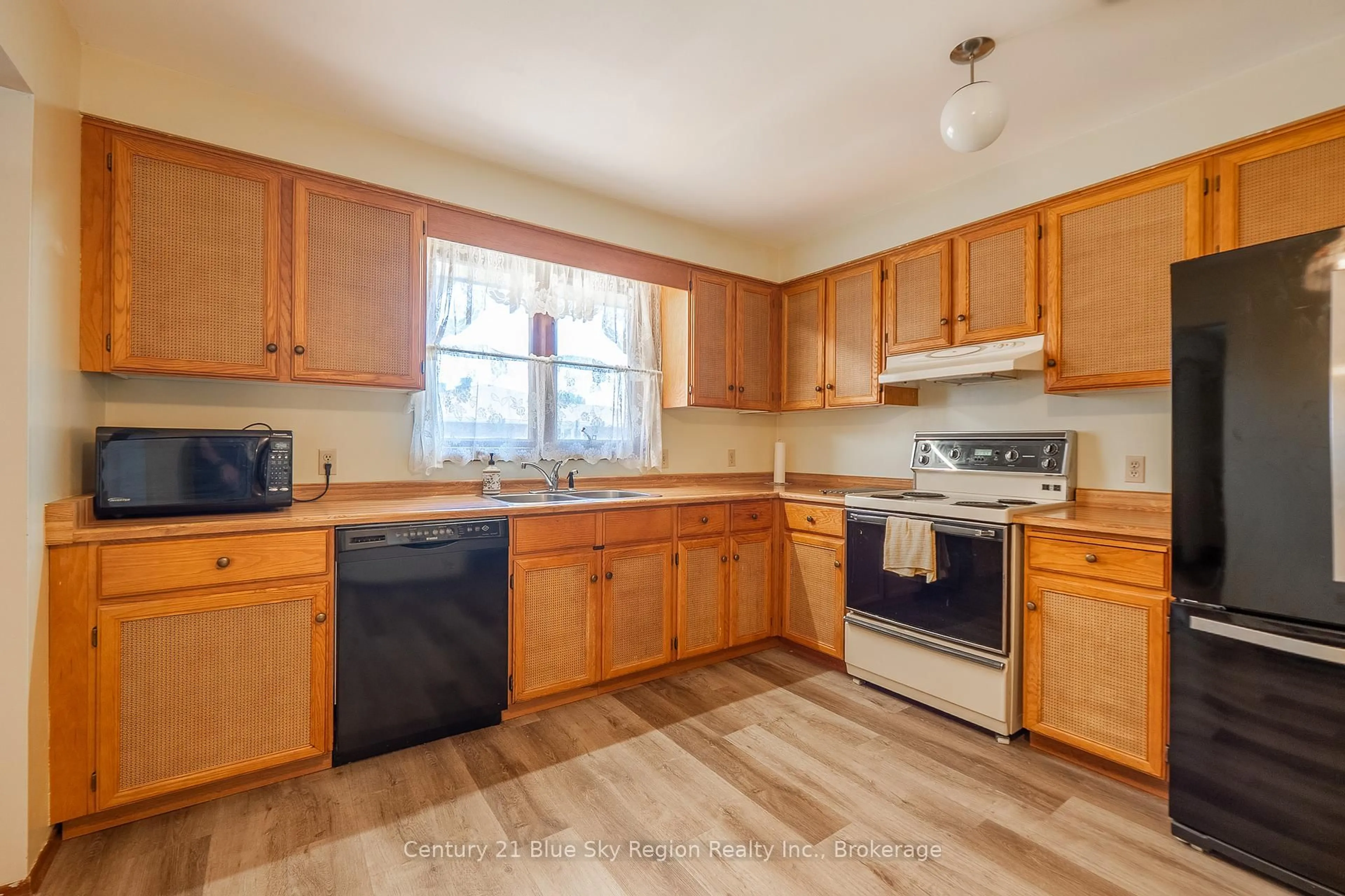 Standard kitchen, unknown for 72 Eglee Ave, North Bay Ontario P1B 8Z7