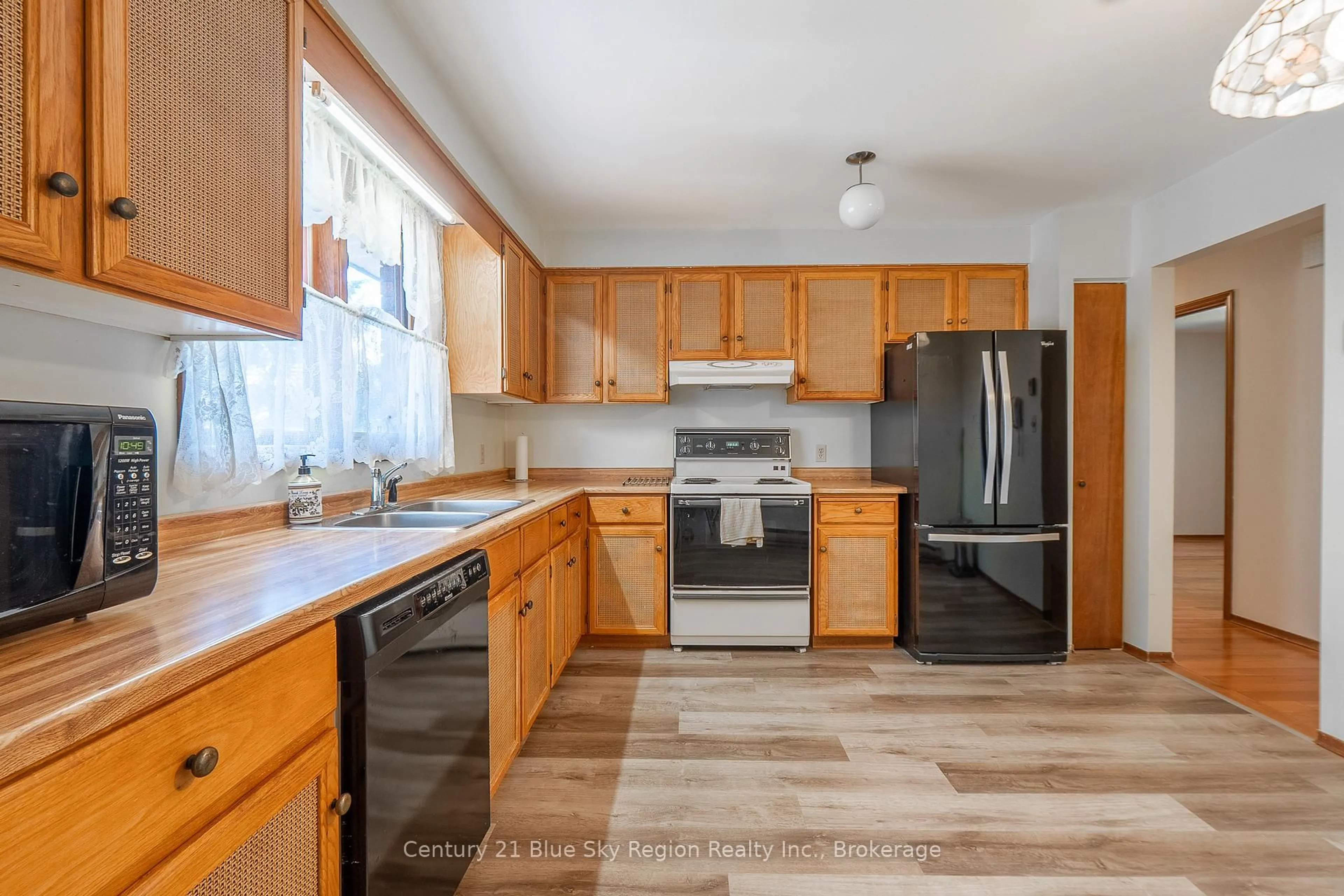 Standard kitchen, unknown for 72 Eglee Ave, North Bay Ontario P1B 8Z7