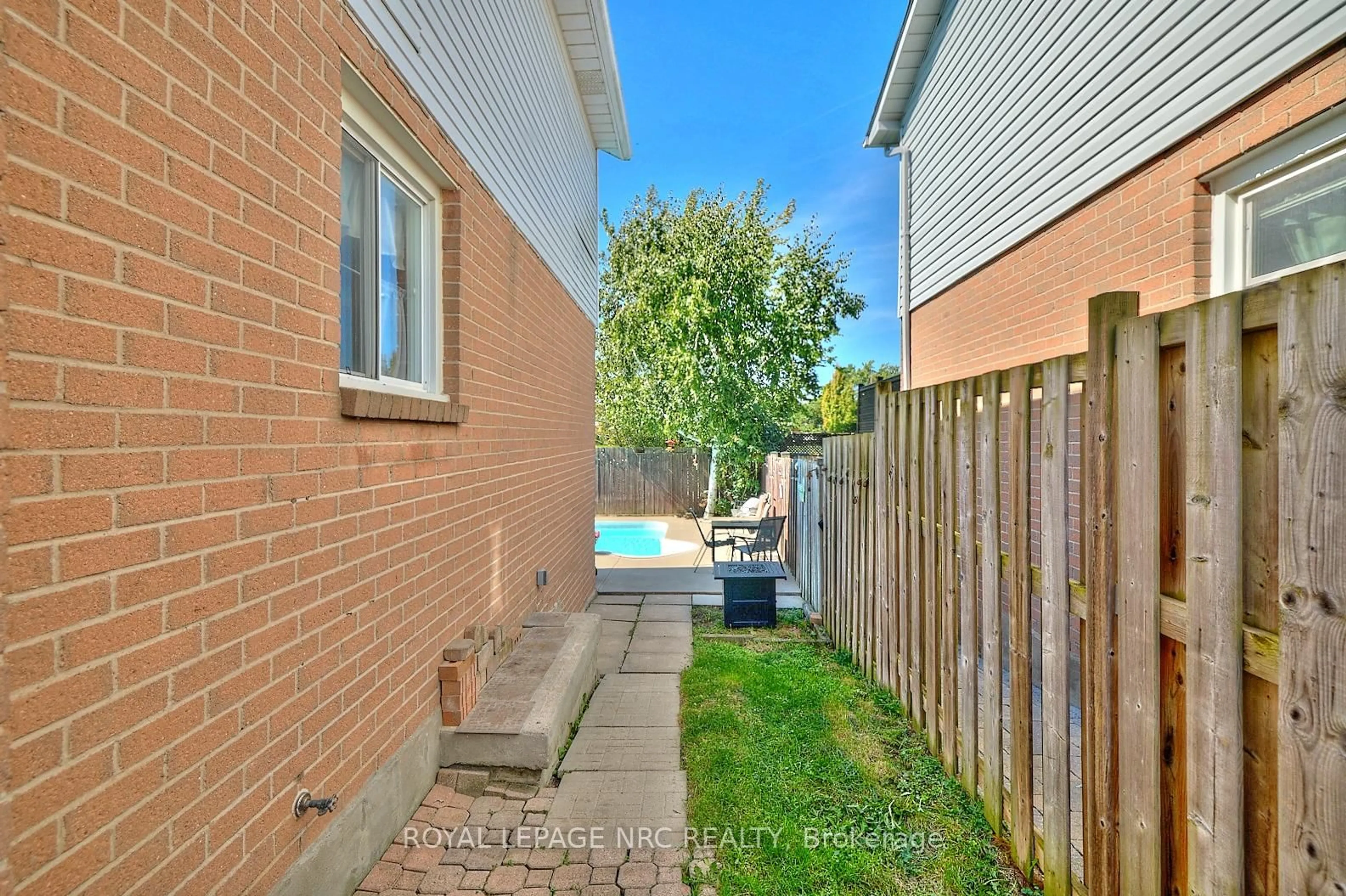 Patio, street for 38 Culligan Cres, Thorold Ontario L2V 4P1
