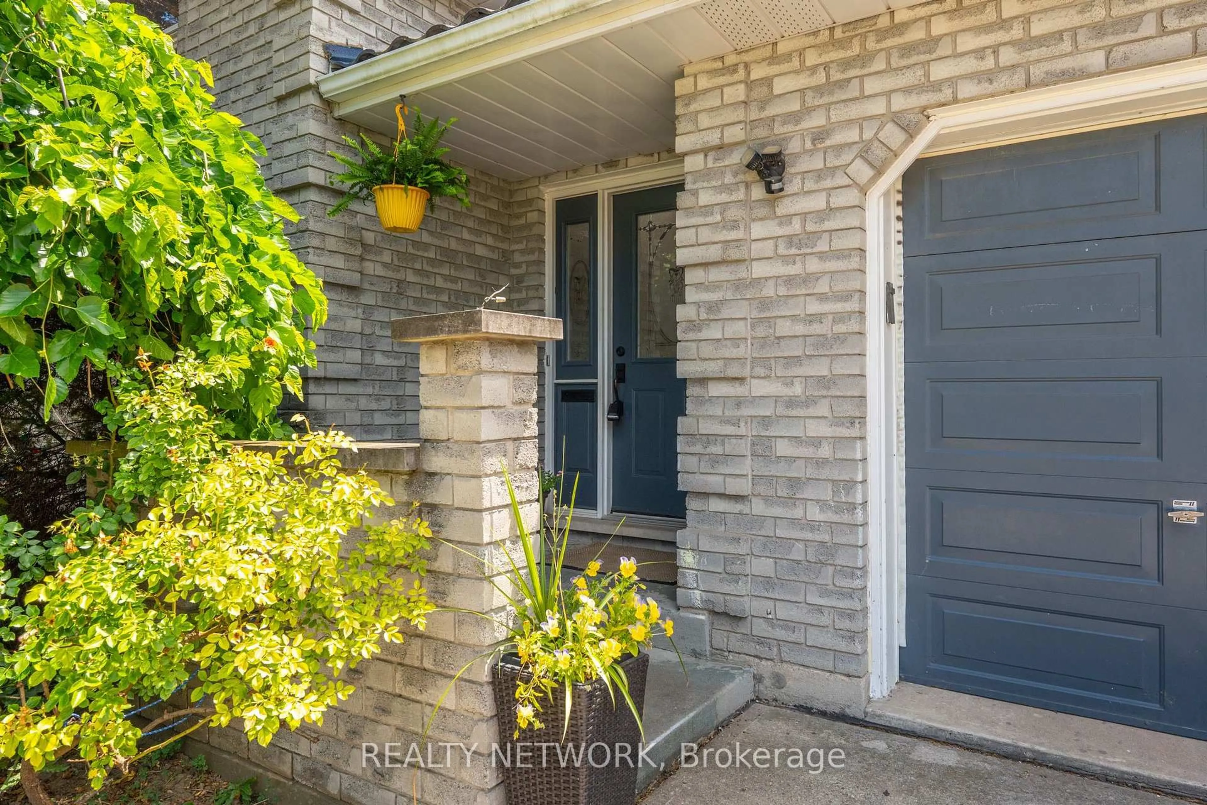 Indoor entryway for 35 Adelaide Ave, Brantford Ontario N3S 7H5